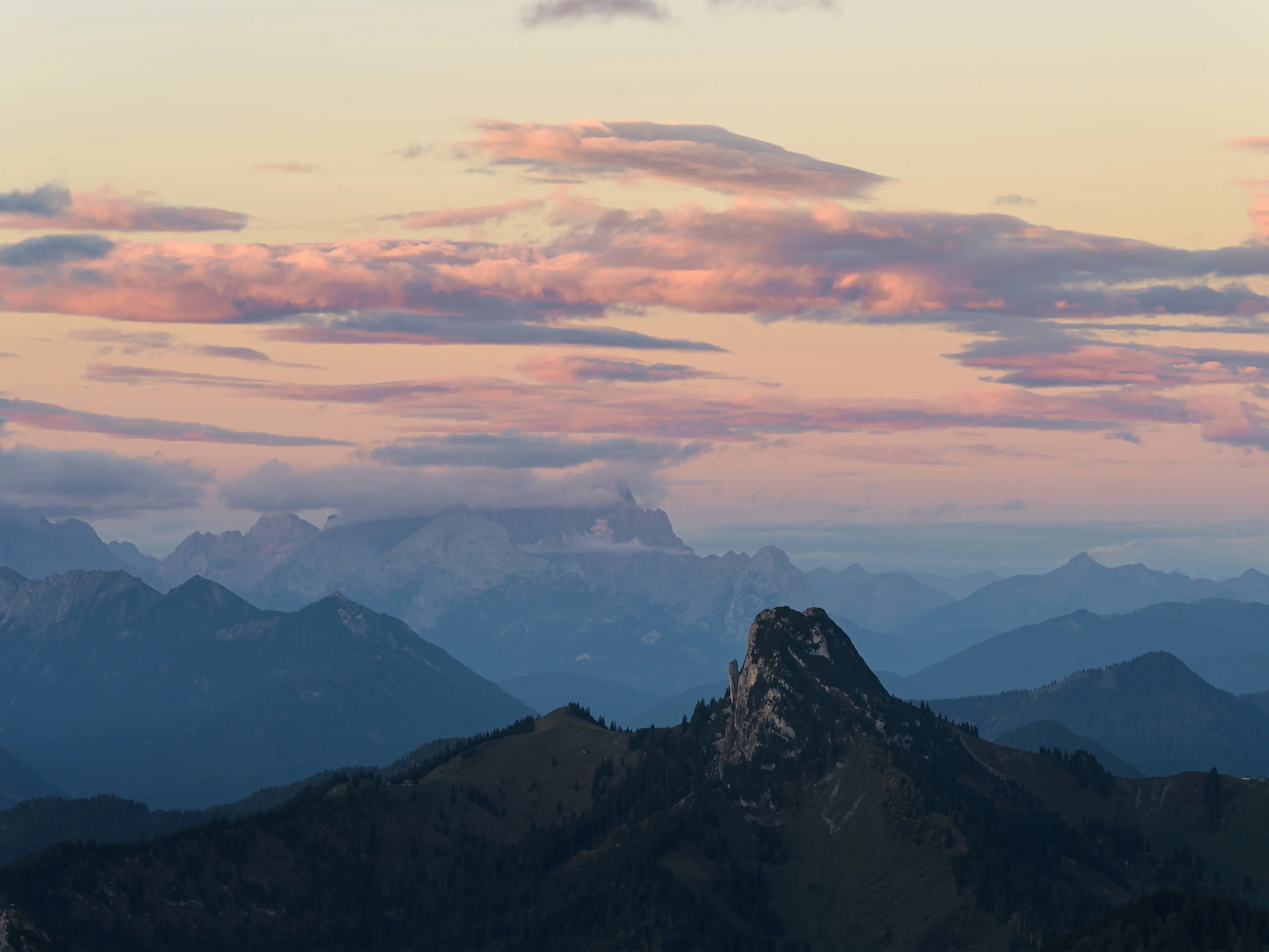 Vorbei an Ross- und Buchstein geht der Blick zur Zugspitze. Auch vom Wallberg hat man einen grandiosen Blick auf Deutschlands höchsten Berg.