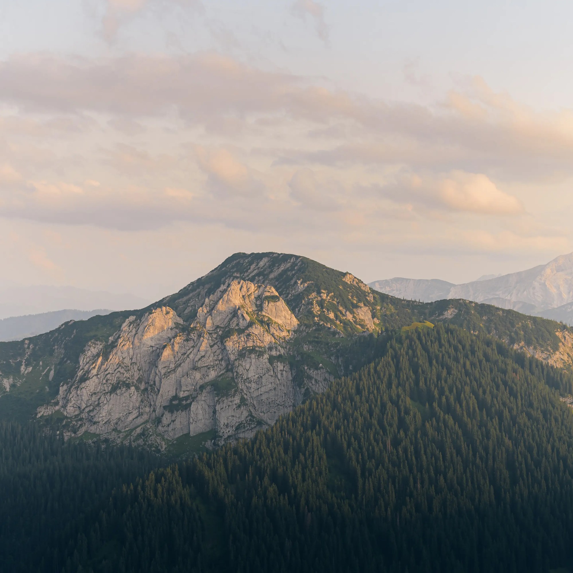 Sanftes Abendlicht an den umliegenden Gipfeln um den Wallberg. 