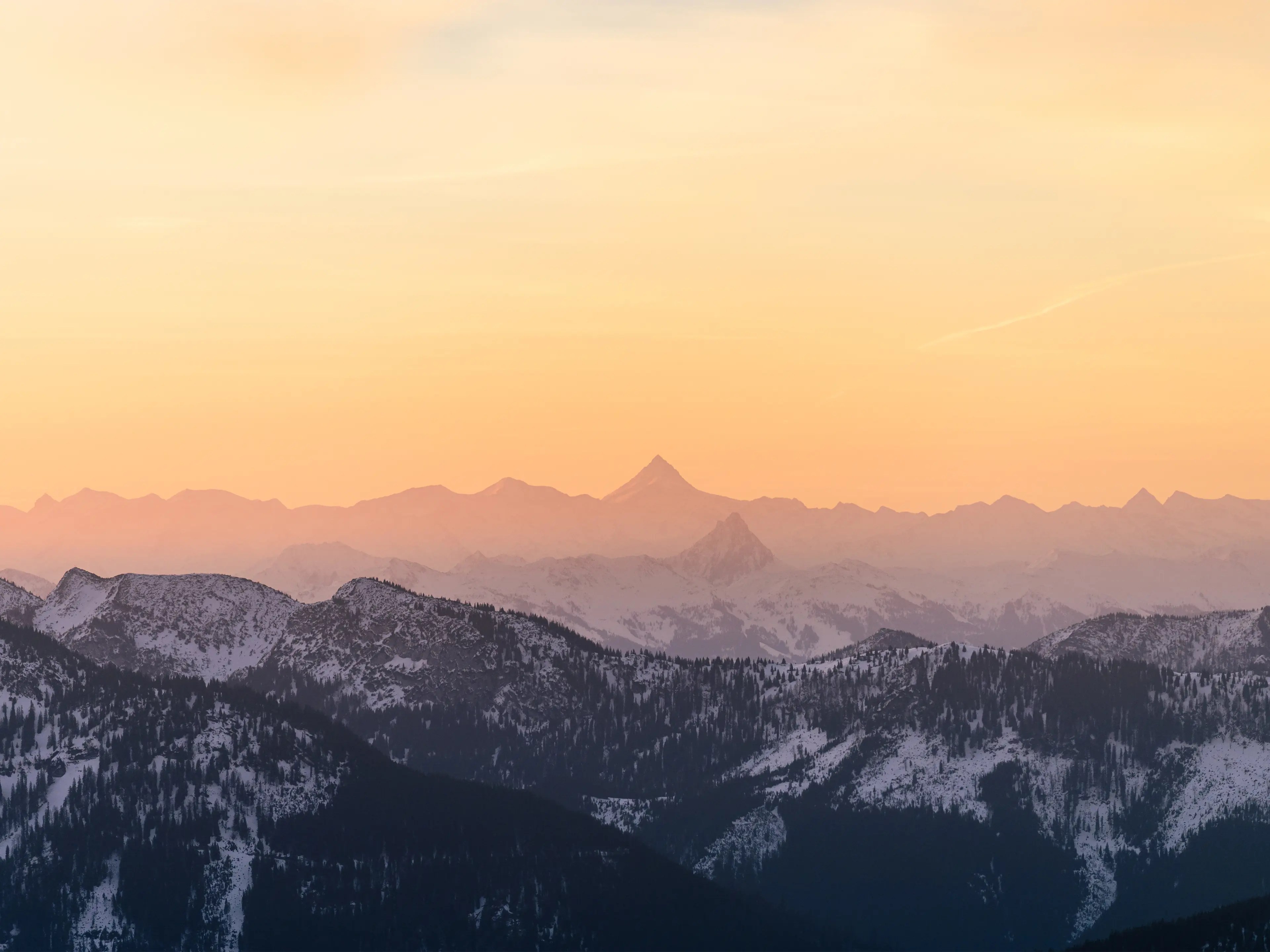 Auch der Großglockner ist mit seinem markanten Gipfel gut zu erkennen. Hier wird in das sanfte, warme Licht der aufgehenden Sonne getaucht.