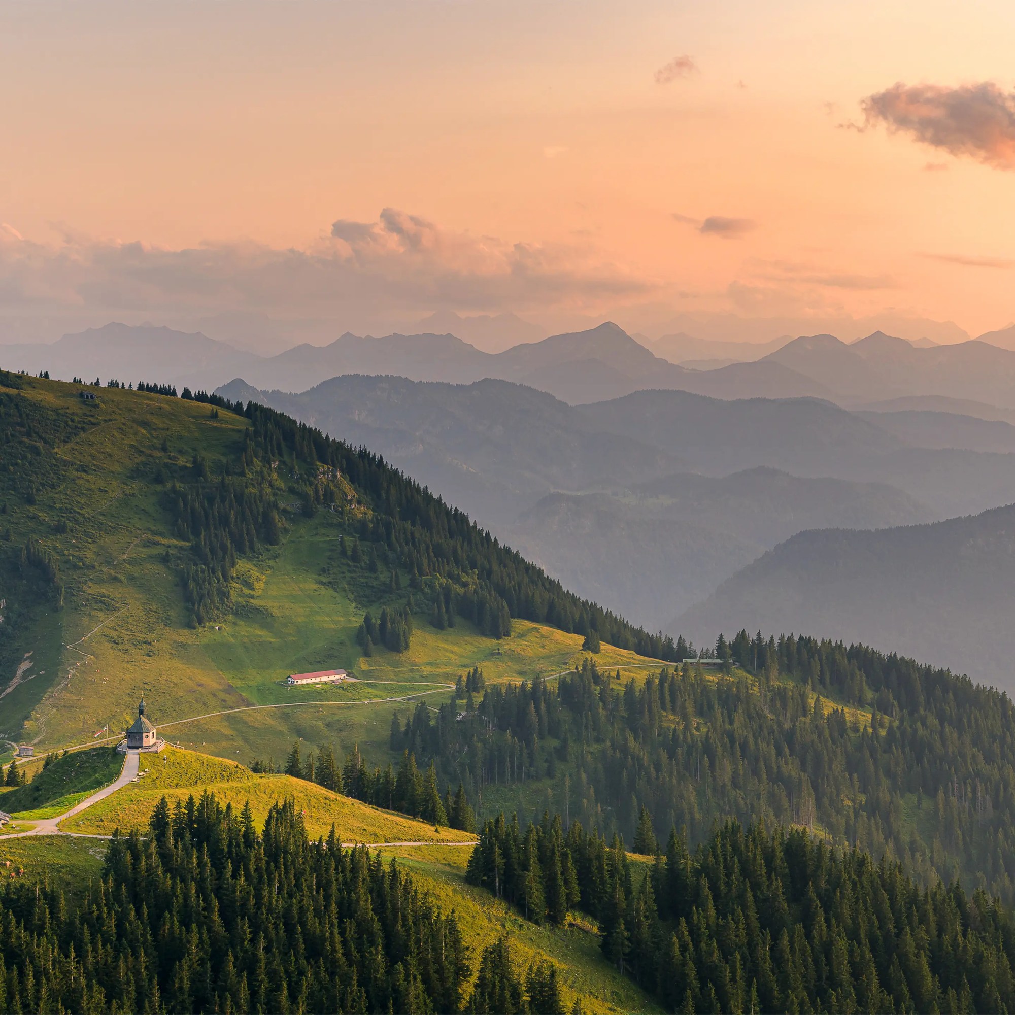 Der Ausblick vom Wallberg zum Sonnenuntergang ist ebenso schön und grandios wie zum Sonnenaufgang. Hier an einem leicht dunstigen Sommerabend.