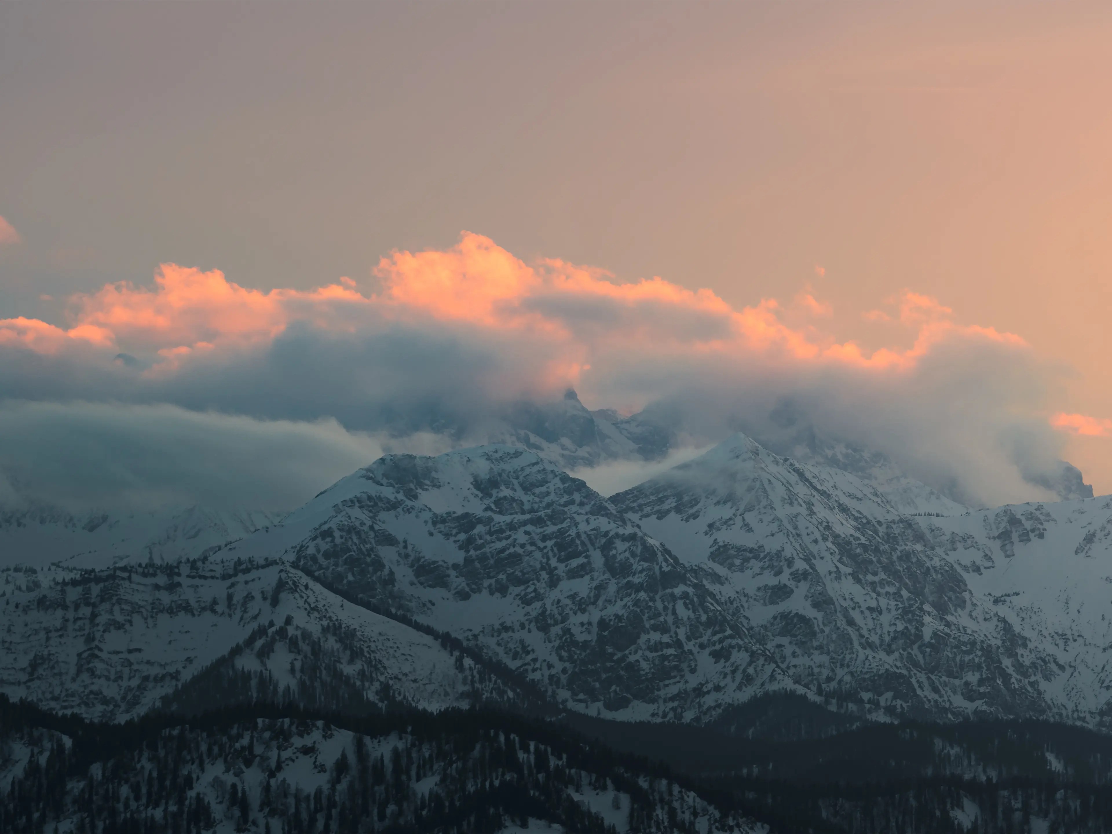 Die Gipfel im Karwendelgebirge waren von Wolken verdeckt, die das letzte Sonnenlicht einfingen.