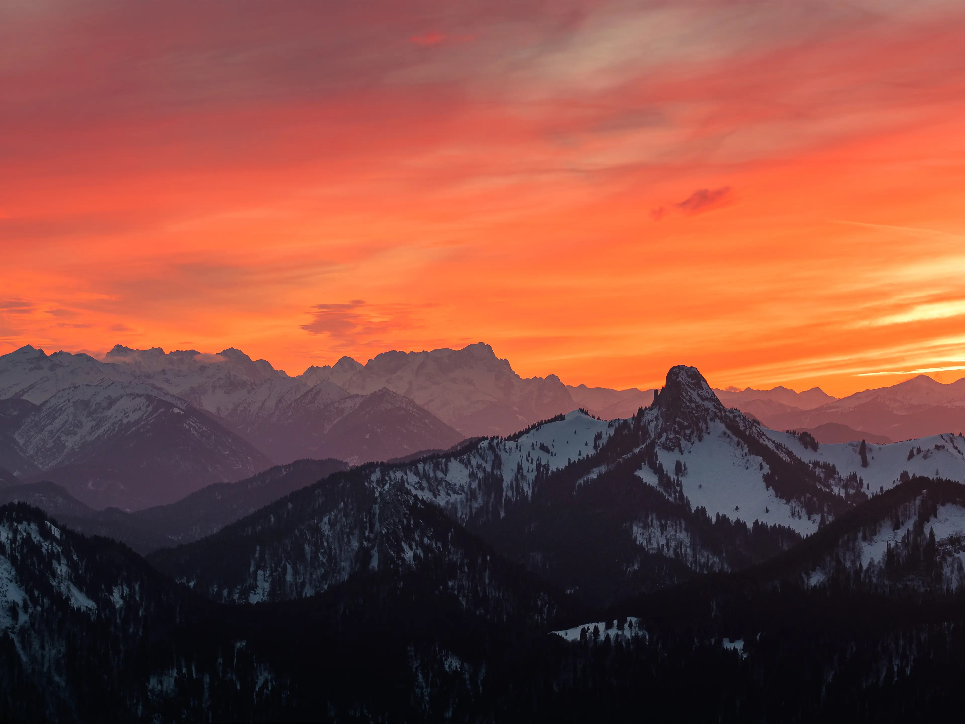 Der Himmel färbte sich an diesem Abend in kräftiges Rot und Orange.