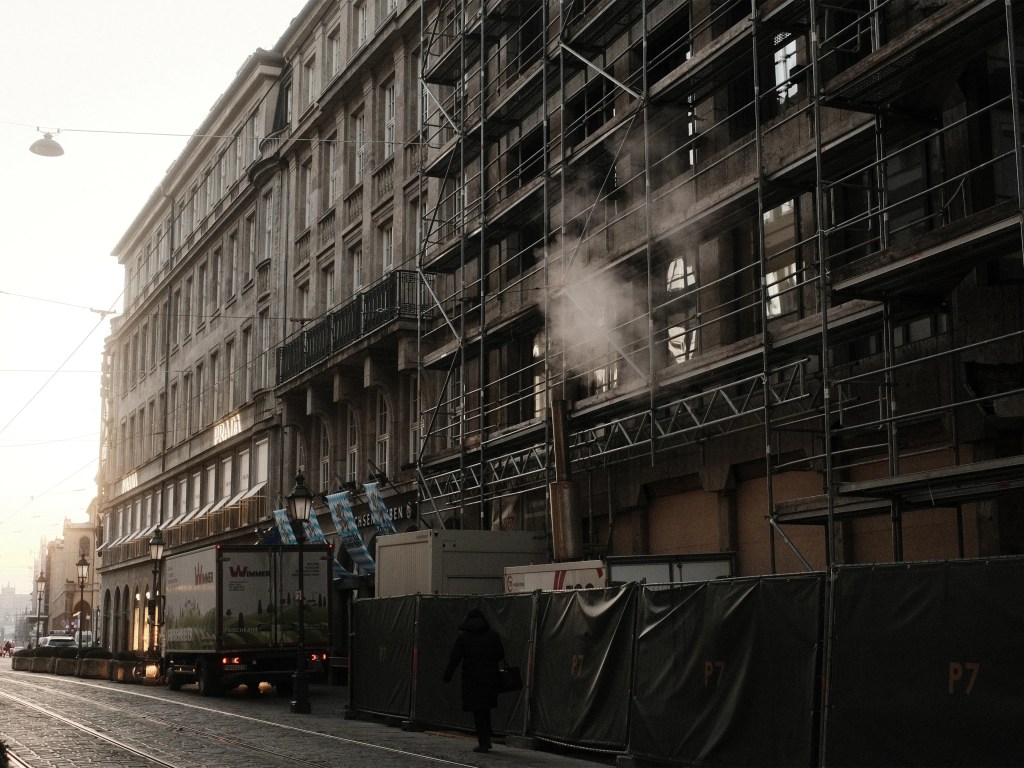 Eine Szene am Morgen in der Münchner Innenstadt, aufgenommen mit dem Preset Classic Cuban Negative. Das Ergebnis ist sehr kontrastreich.