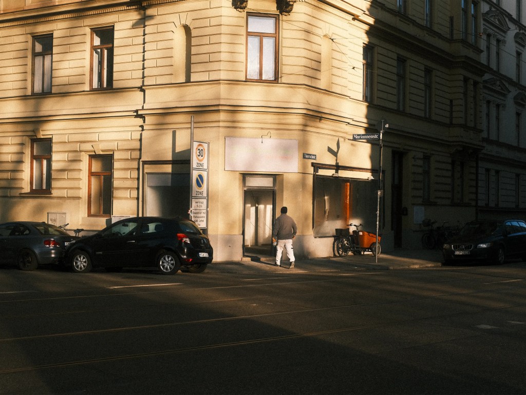 Situationen beobachten und im passenden Moment ablichten, reizt mich an der Streetfotografie besonders.