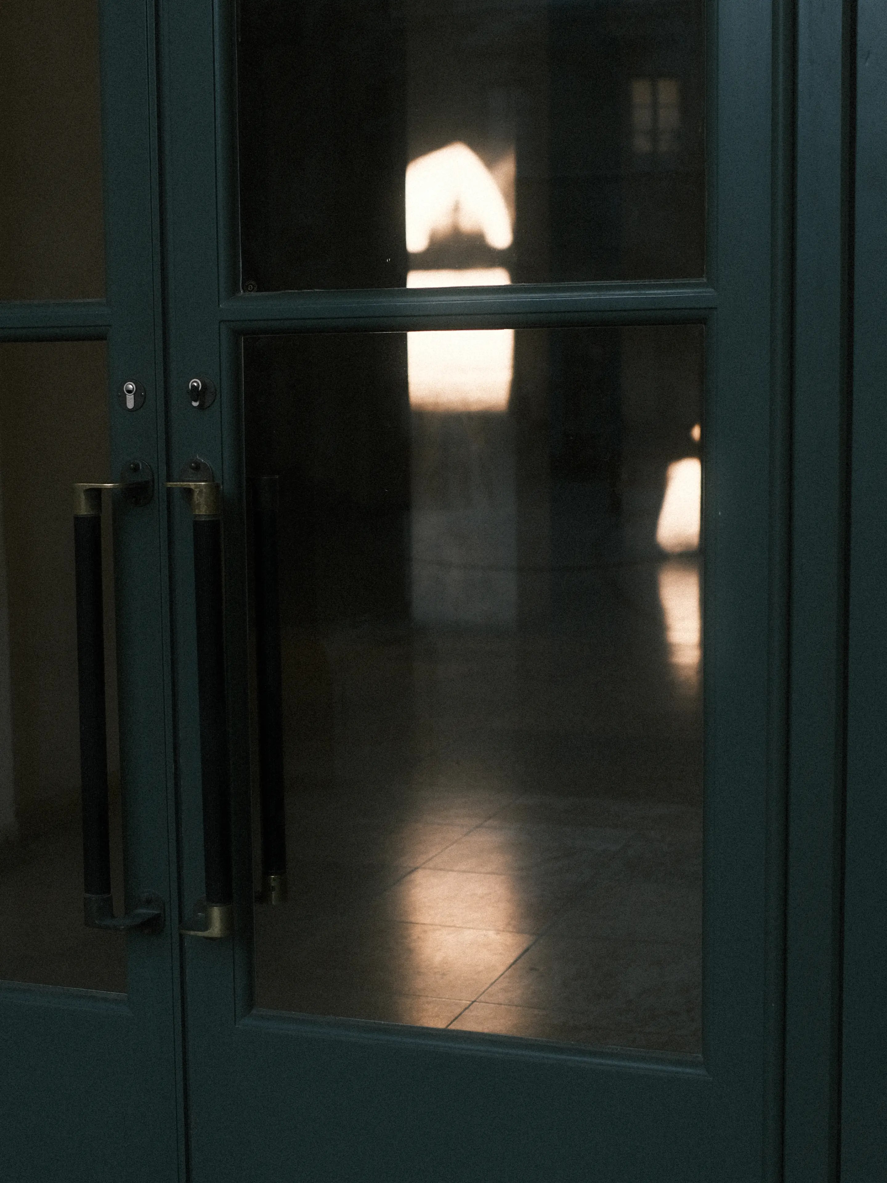 Die Tür dient als Rahmen für das Lichtspiel im Inneren des Gebäudes. 