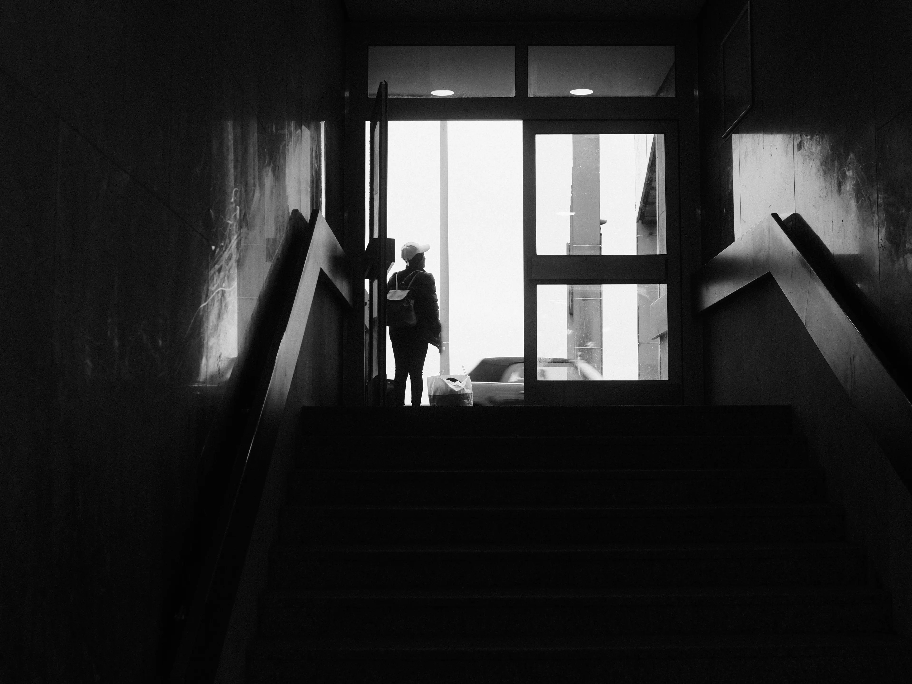 Der starke Kontrast und die fehlenden Farben vereinfachen die Bildkomposition.