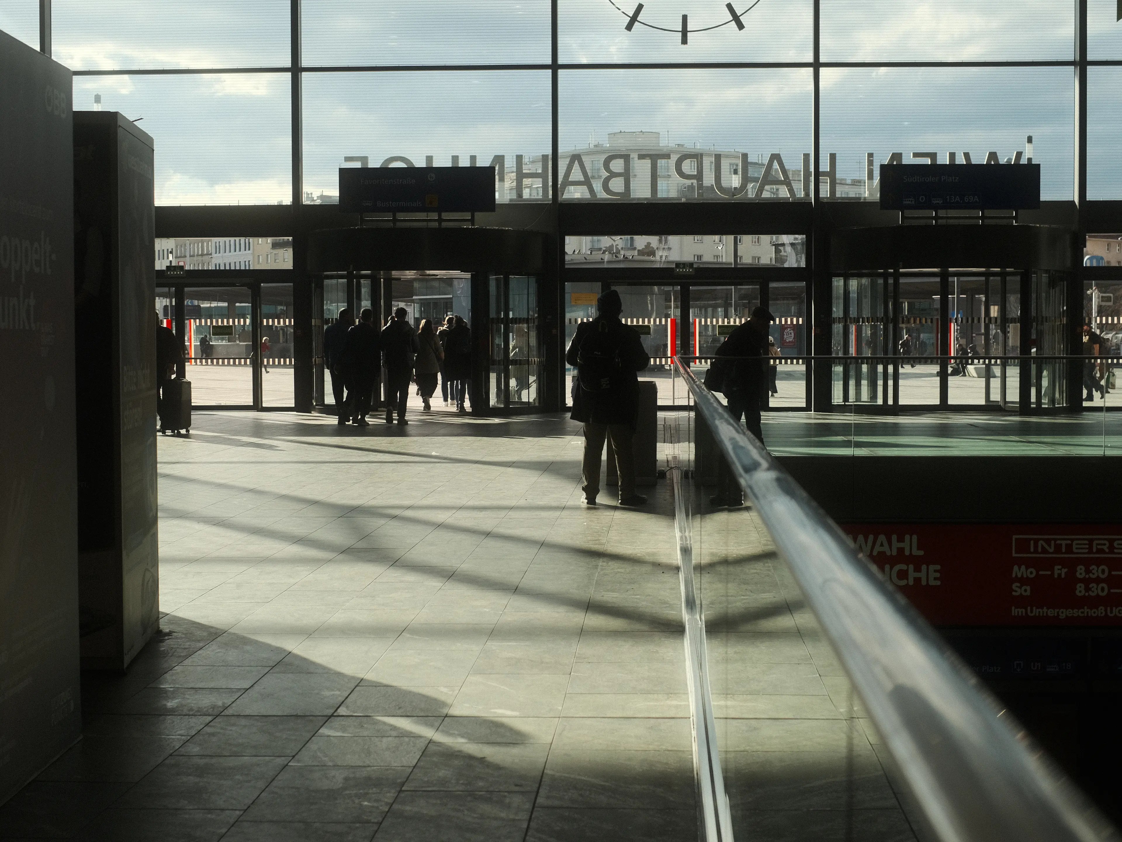 Das Geländer dient als führende Linie durch das Bild hin zur Person an dessen Ende.