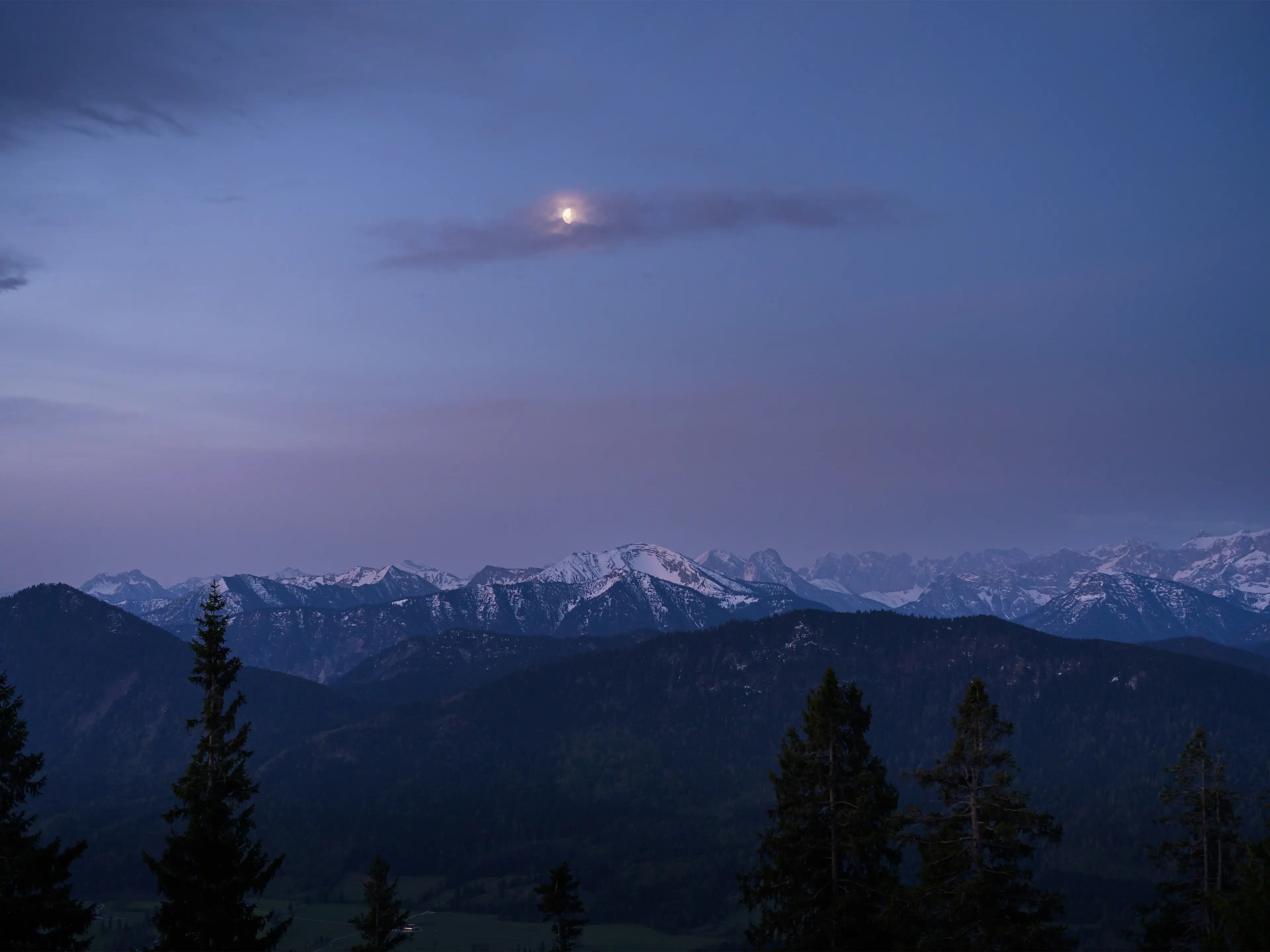 Entlang des Aufstiegs durch den Wald öffnet sich ab und zu der Blick zum Karwendelgebirge.