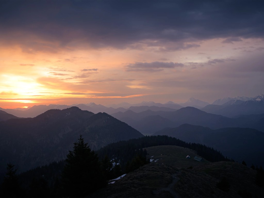 Der Blick knapp unterhalb des hinab zur Bärenkopfalm kurz vor Sonnenaufgang. Es eröffnet sich ein einmaliges Panorama.