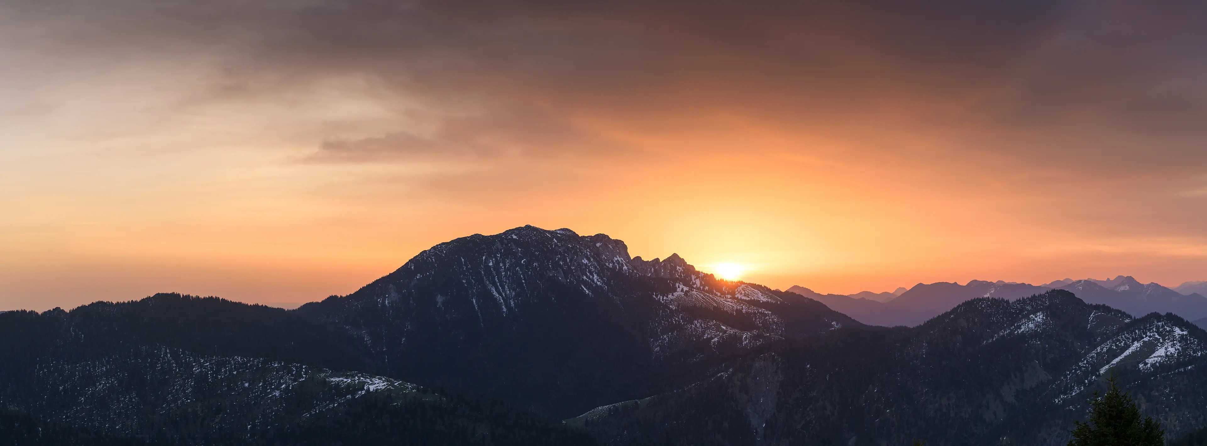 Die aufgehende Sonne hinter der Benediktenwand. Auch bei nicht perfekten Bedingungen ein lohnenswertes Motiv.