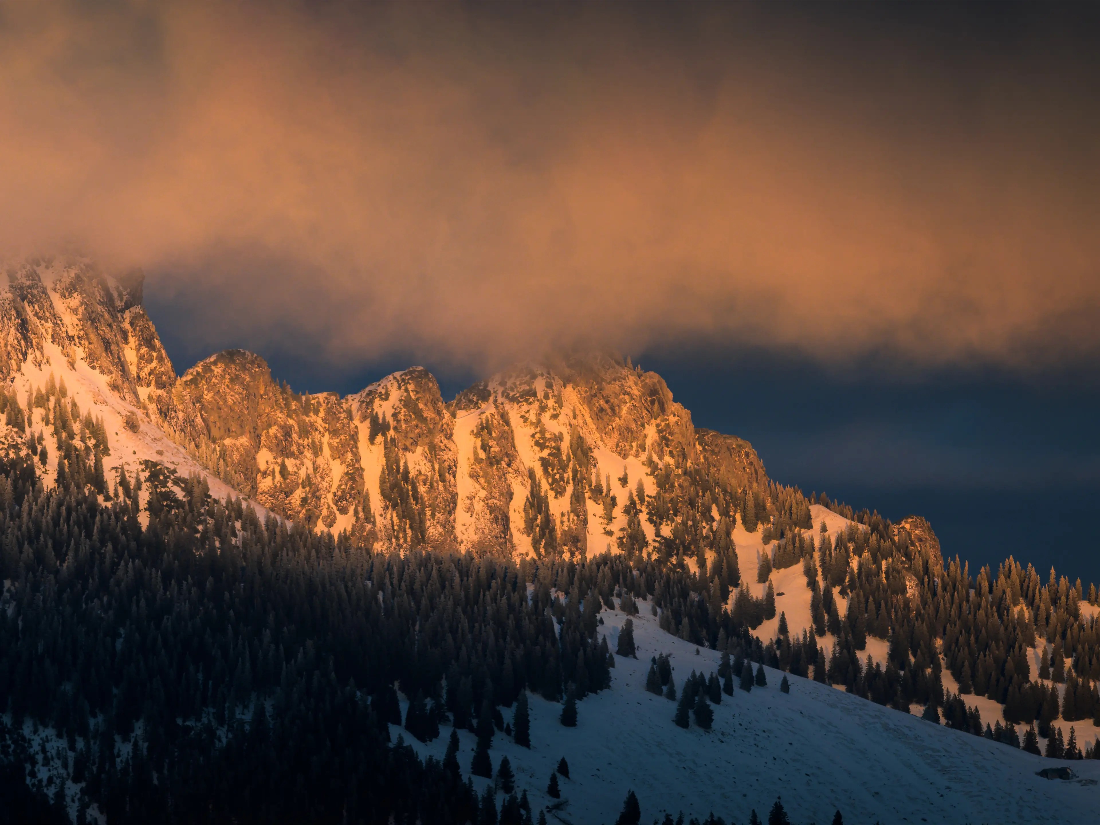 Zum Sonnenuntergang leuchtet die Benediktenwand an diesem Winterabend besonders intensiv.
