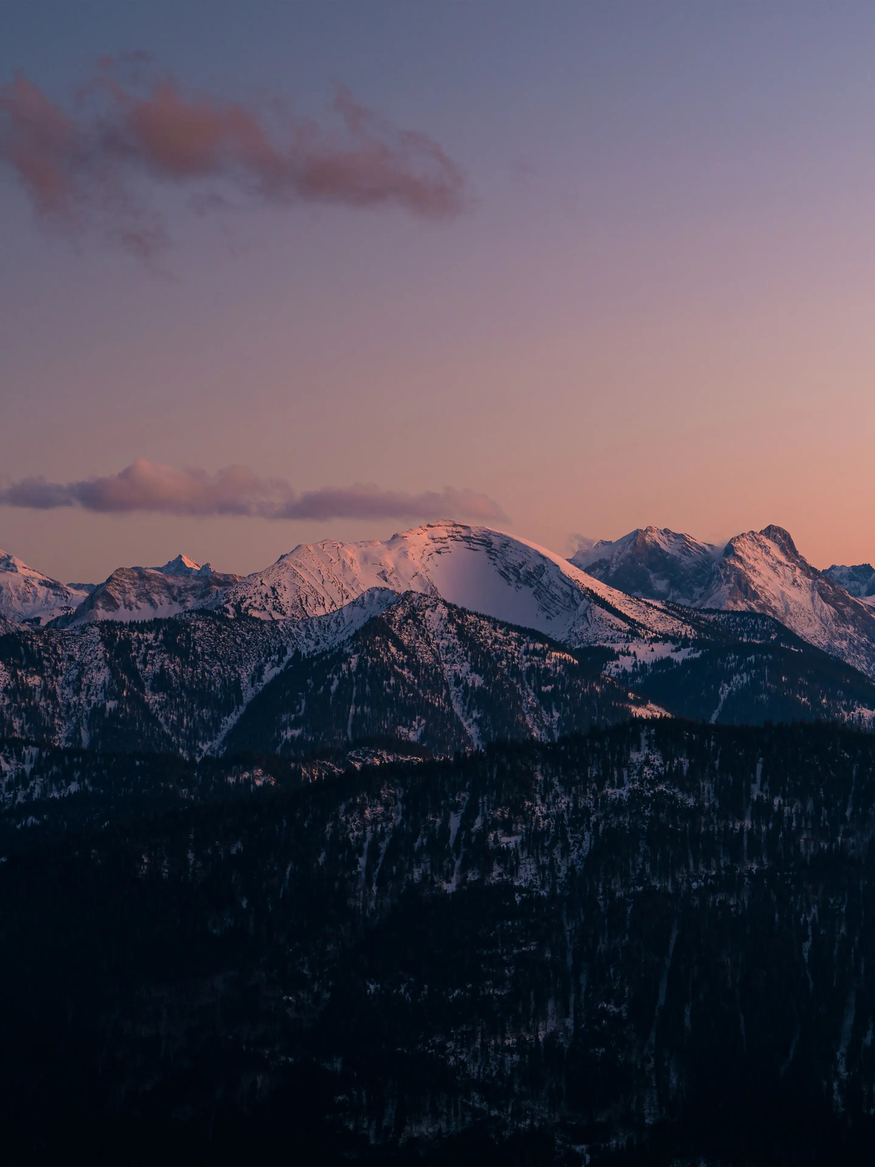 Das Karwendelgebirge leuchtet sanft im indirekten Sonnenlicht der Blauen Stunde.