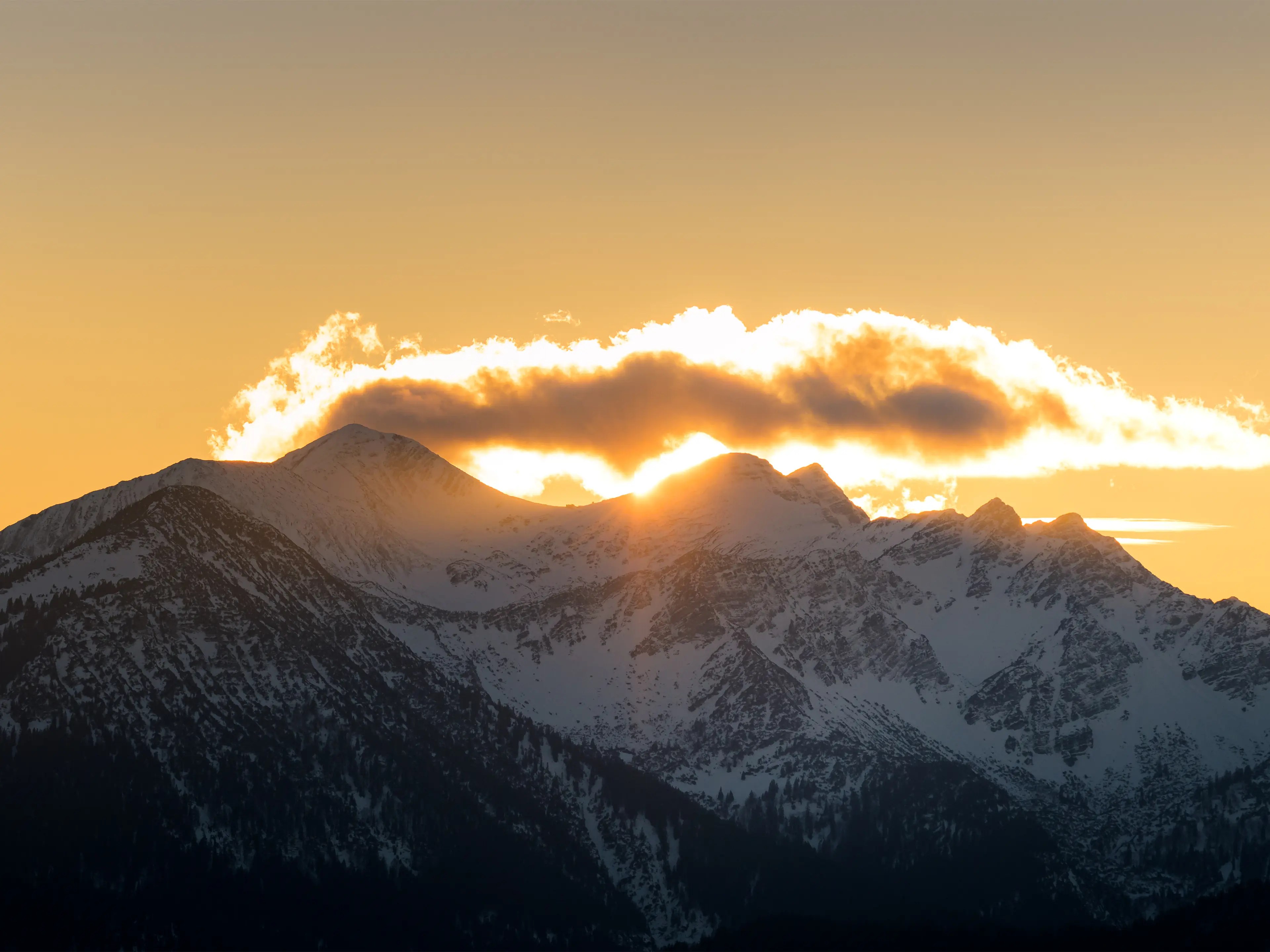 Sonnenuntergang im Winter hinter dem Estergebirge.