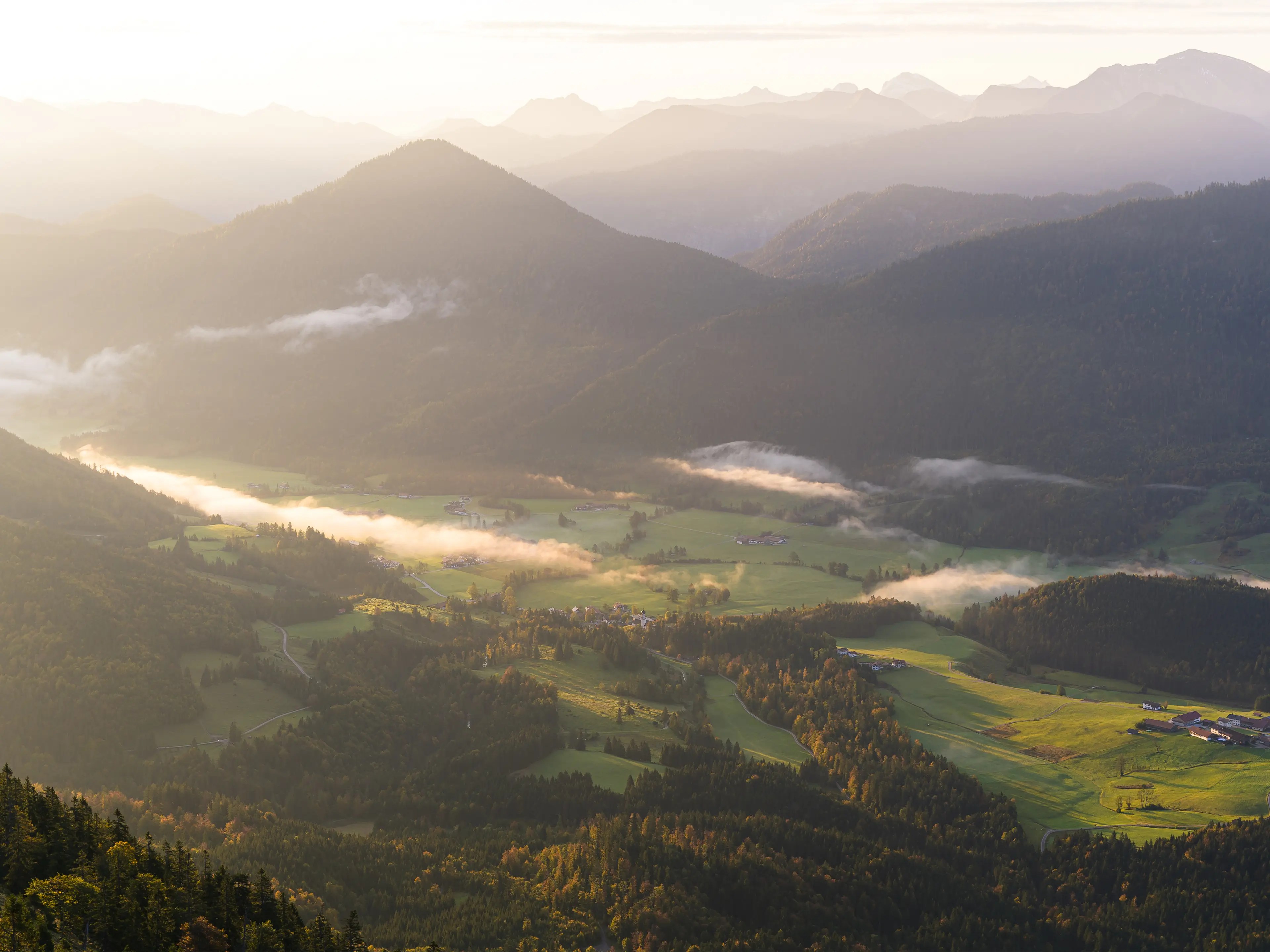 Der Blick hinab zum Ort Jachenau kurz nach Sonnenaufgang.