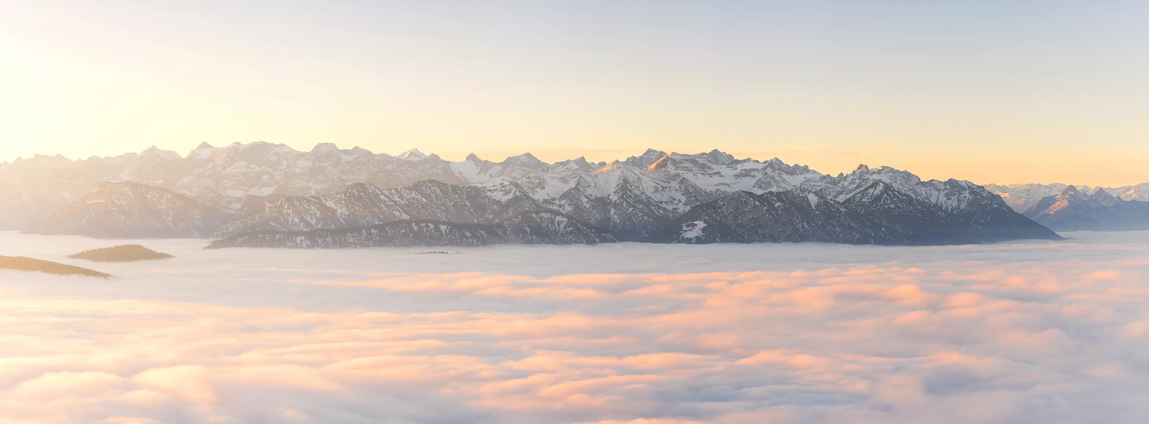 Das gesamte Karwendelgebirge ragt aus einer dichten Nebeldecke heraus.
