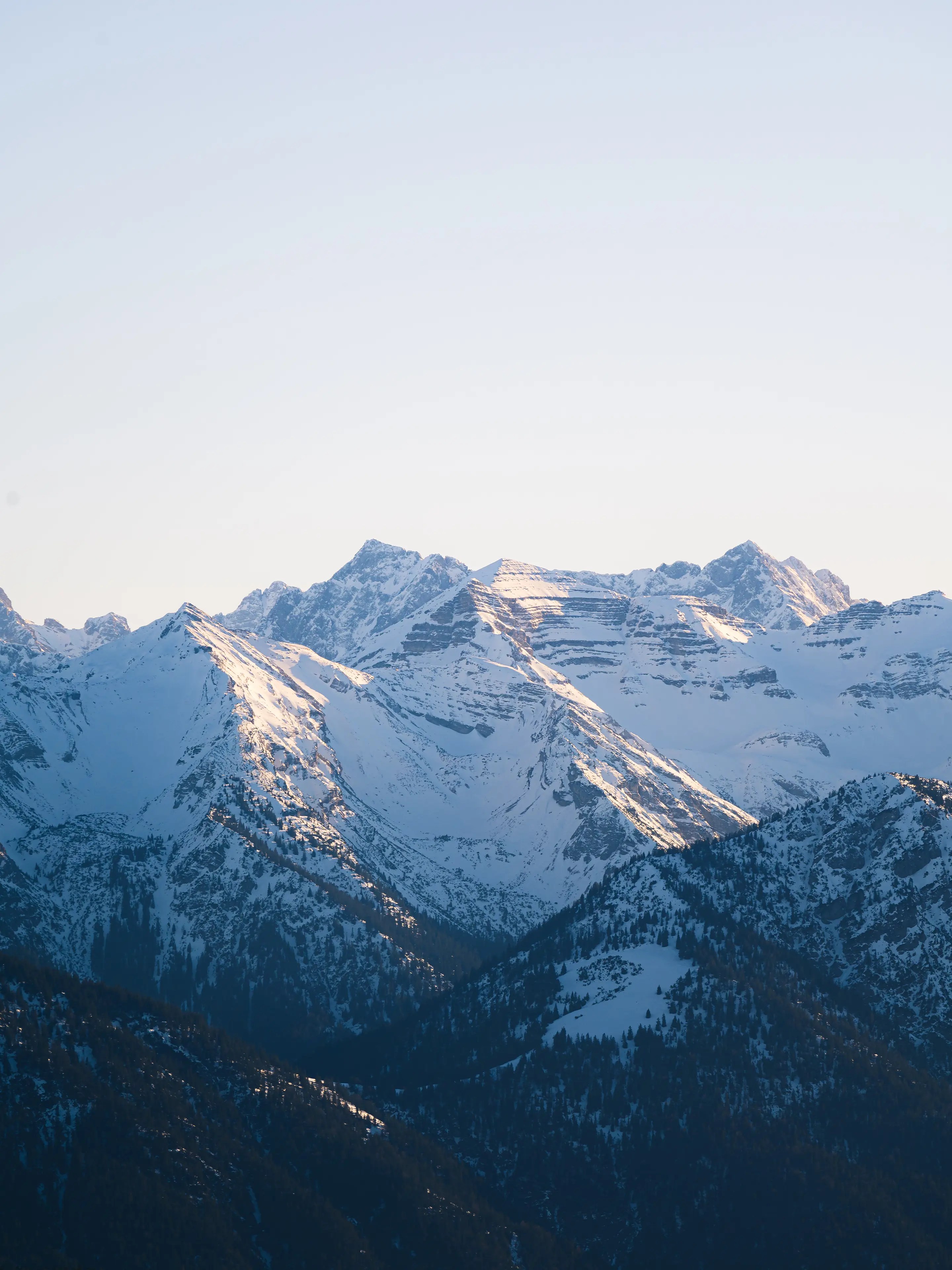 Die Gipfel des Karwendelgebirges im Licht eines winterlichen Nachmittags.