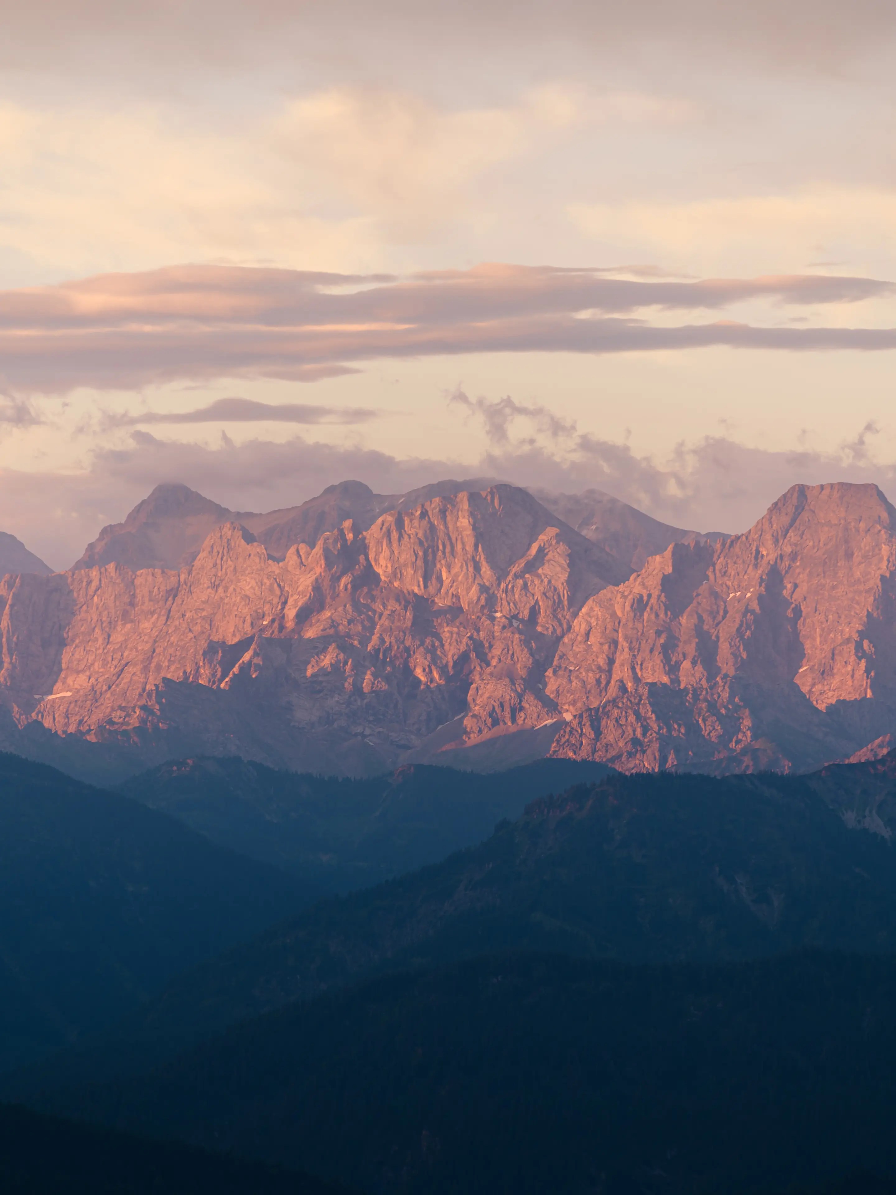 Die Gipfel des Karwendelgebirges leuchten im Licht des Sonnenaufgangs.