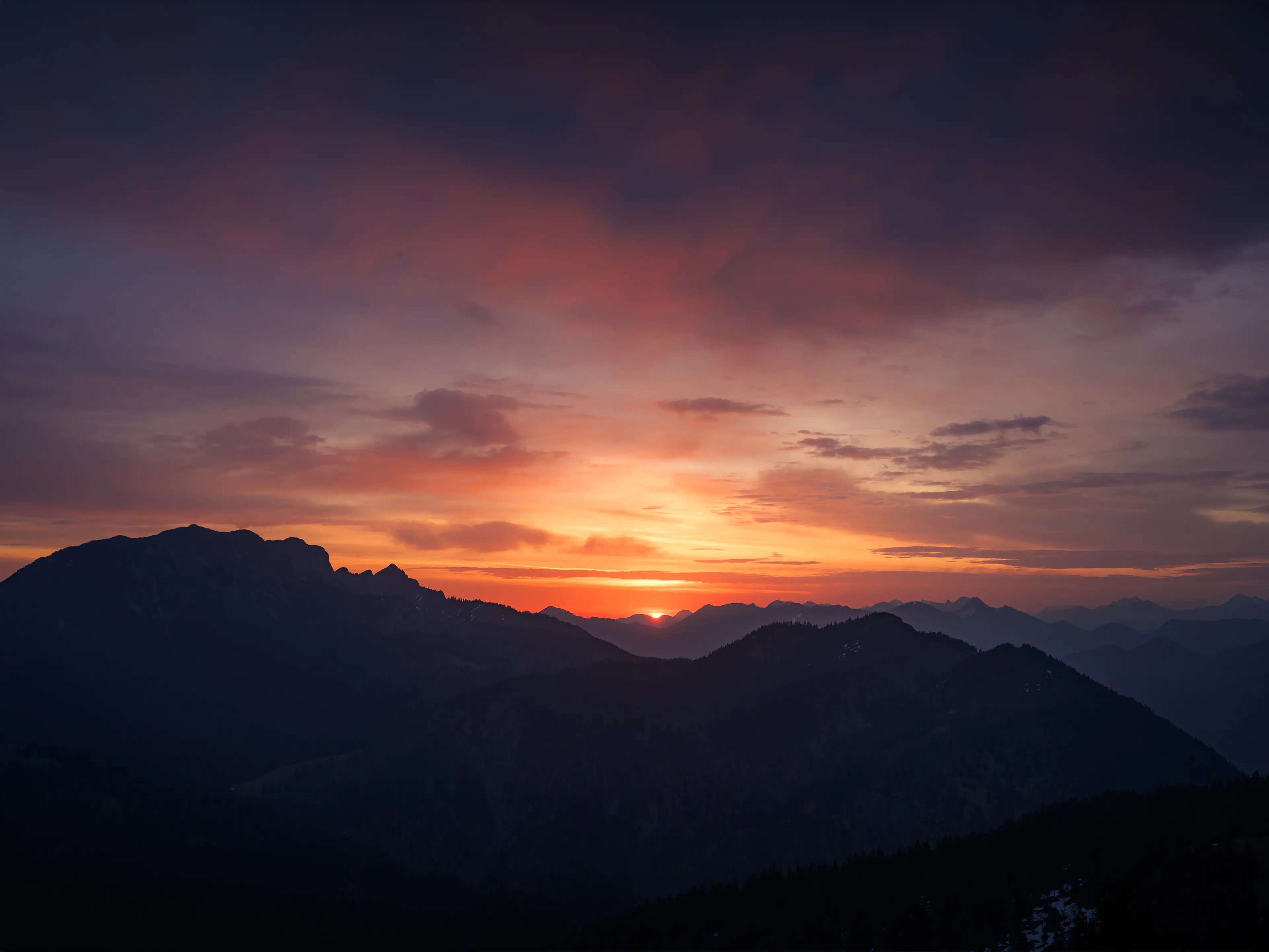 Der Sonnenaufgang am Hirschhörnlkopf mit Blick entlang der Benediktenwand.