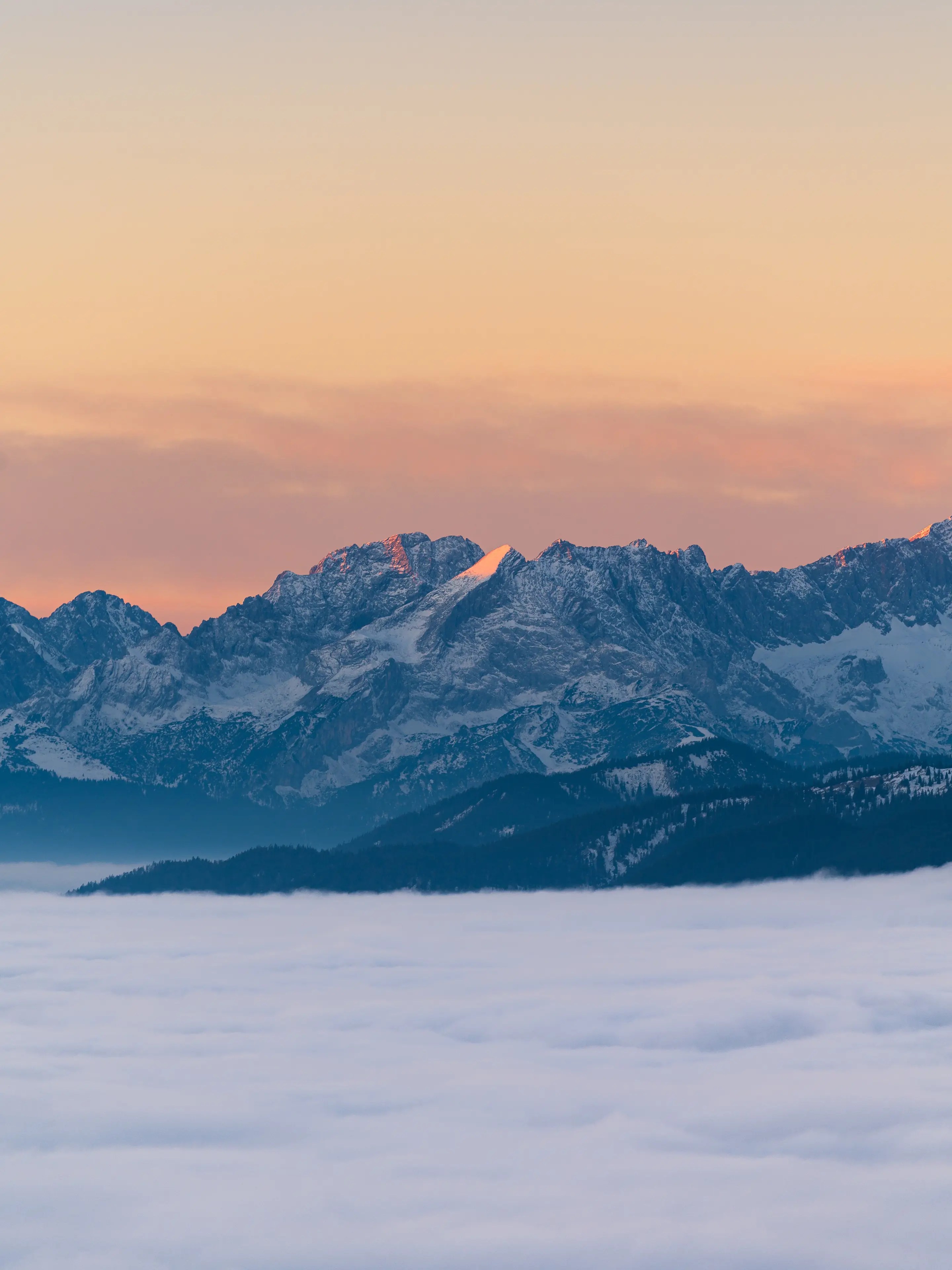 Das erste Licht bringt den Gipfel der Alpspitze zum leuchtetn.