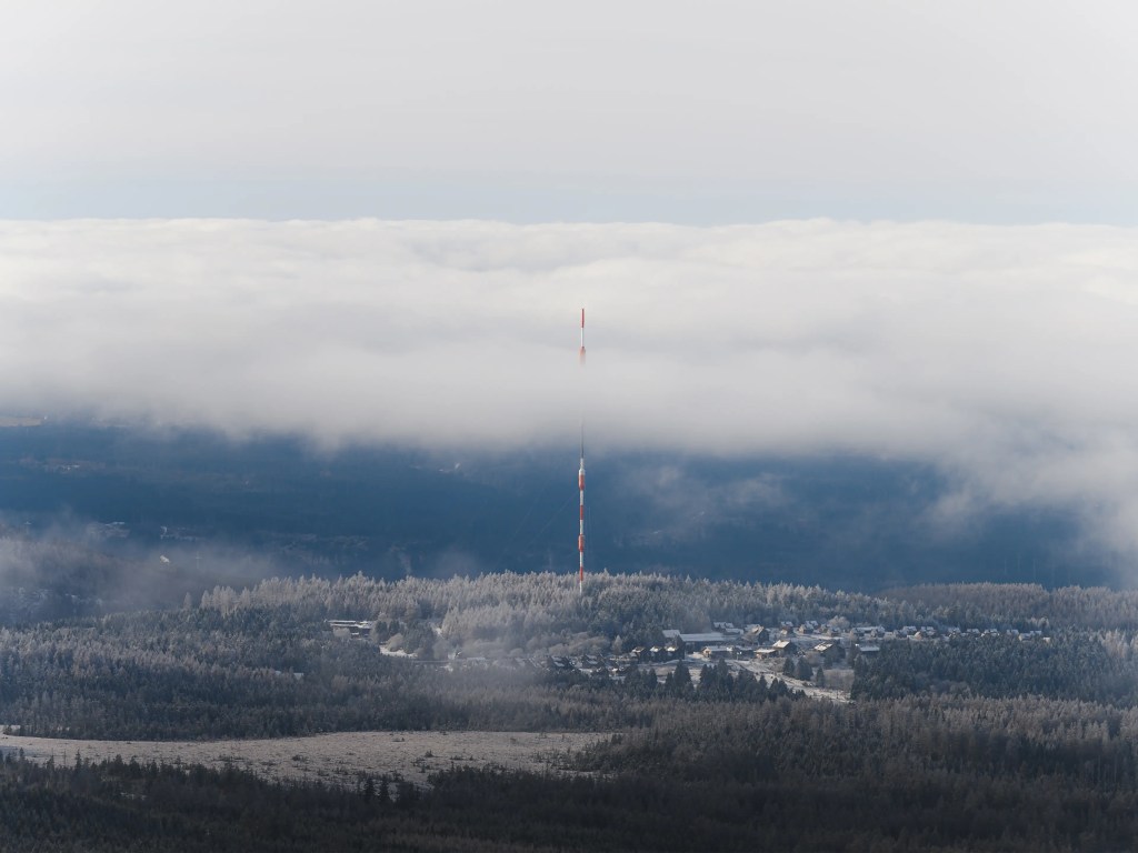 Eine Wolkenlücke gibt den Blick vom Brocken auf Torfhaus frei.