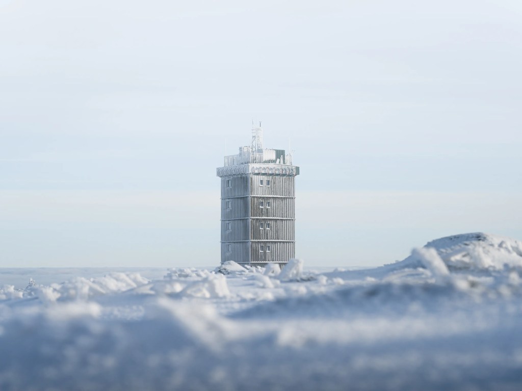 Der vereiste Turm der Wetterstation auf dem Brockenplateau.
