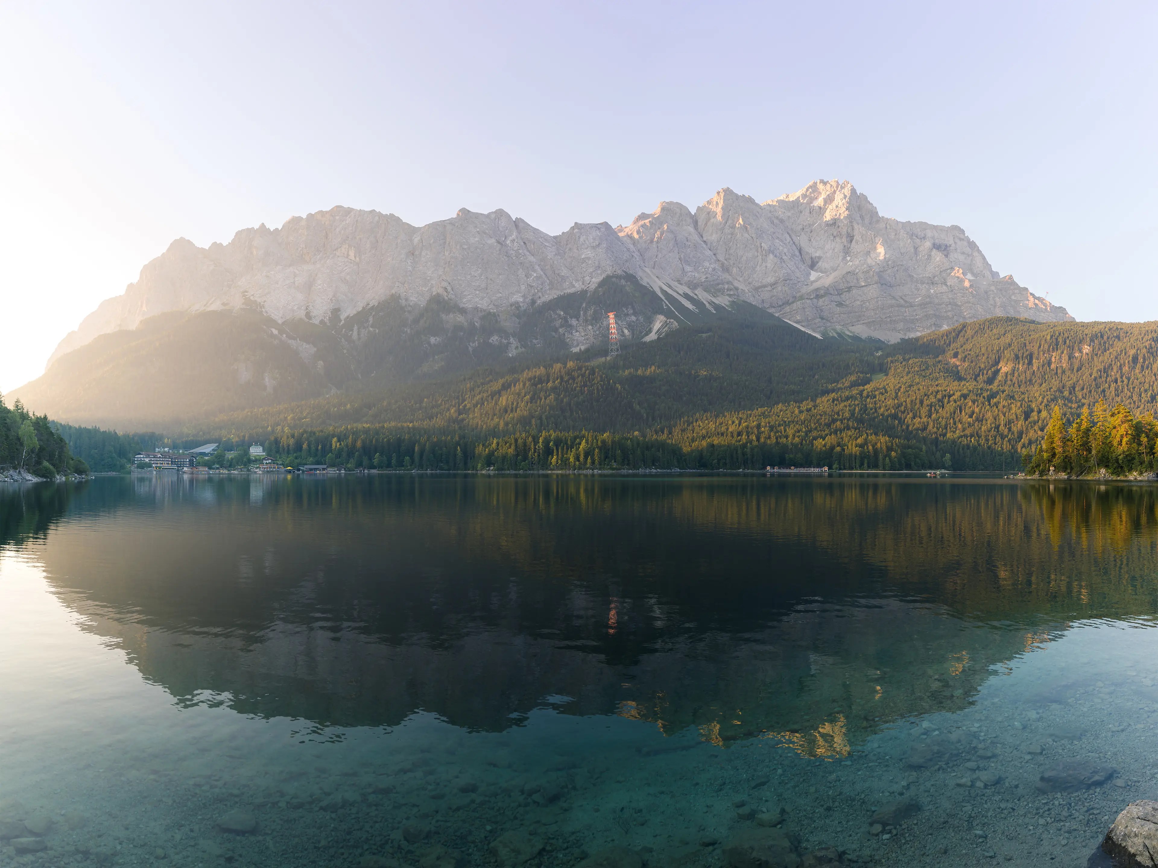 Panorama des Wettersteingebirges in der Morgensonne im Sommer.