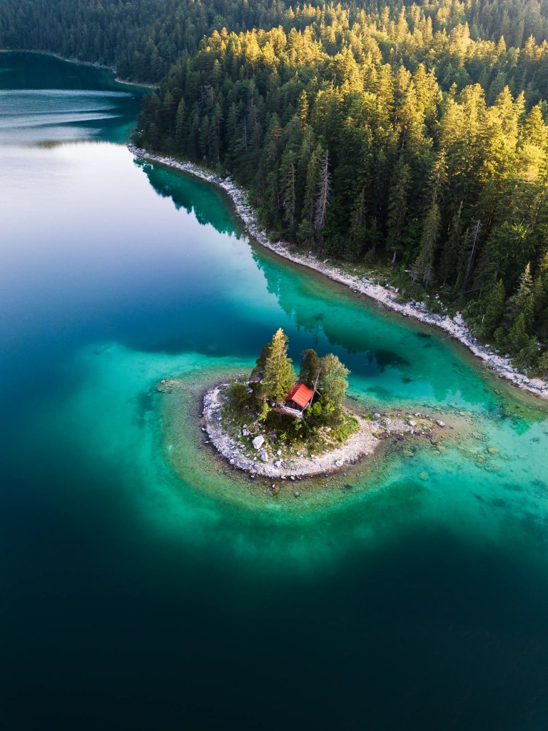 Eine Drohnenaufnahme von der Hütte mit dem roten Dach. Mittlerweile ist das Fliegen einer Drohne am Eibsee nicht mehr möglich.