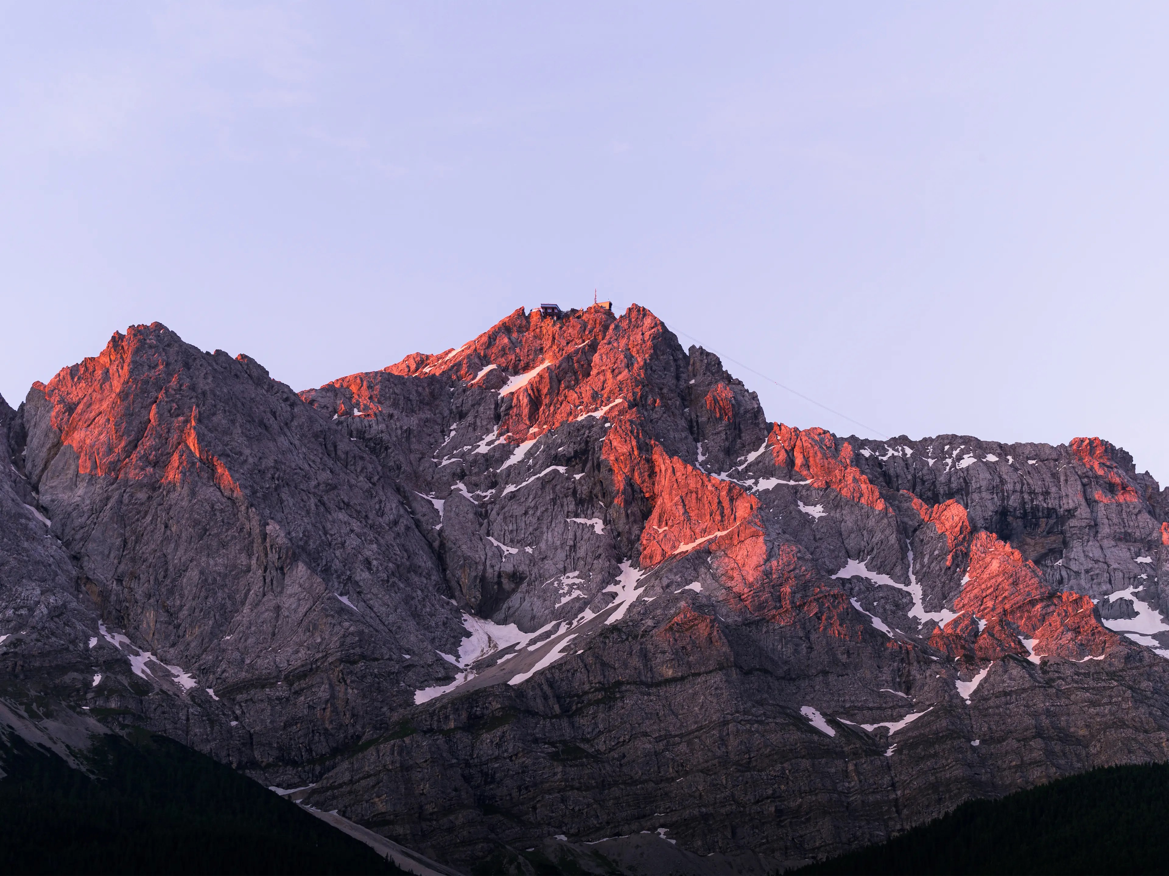 Die Zugspitze leuchtet in einem intensiven Rot zum Sonnenaufgang