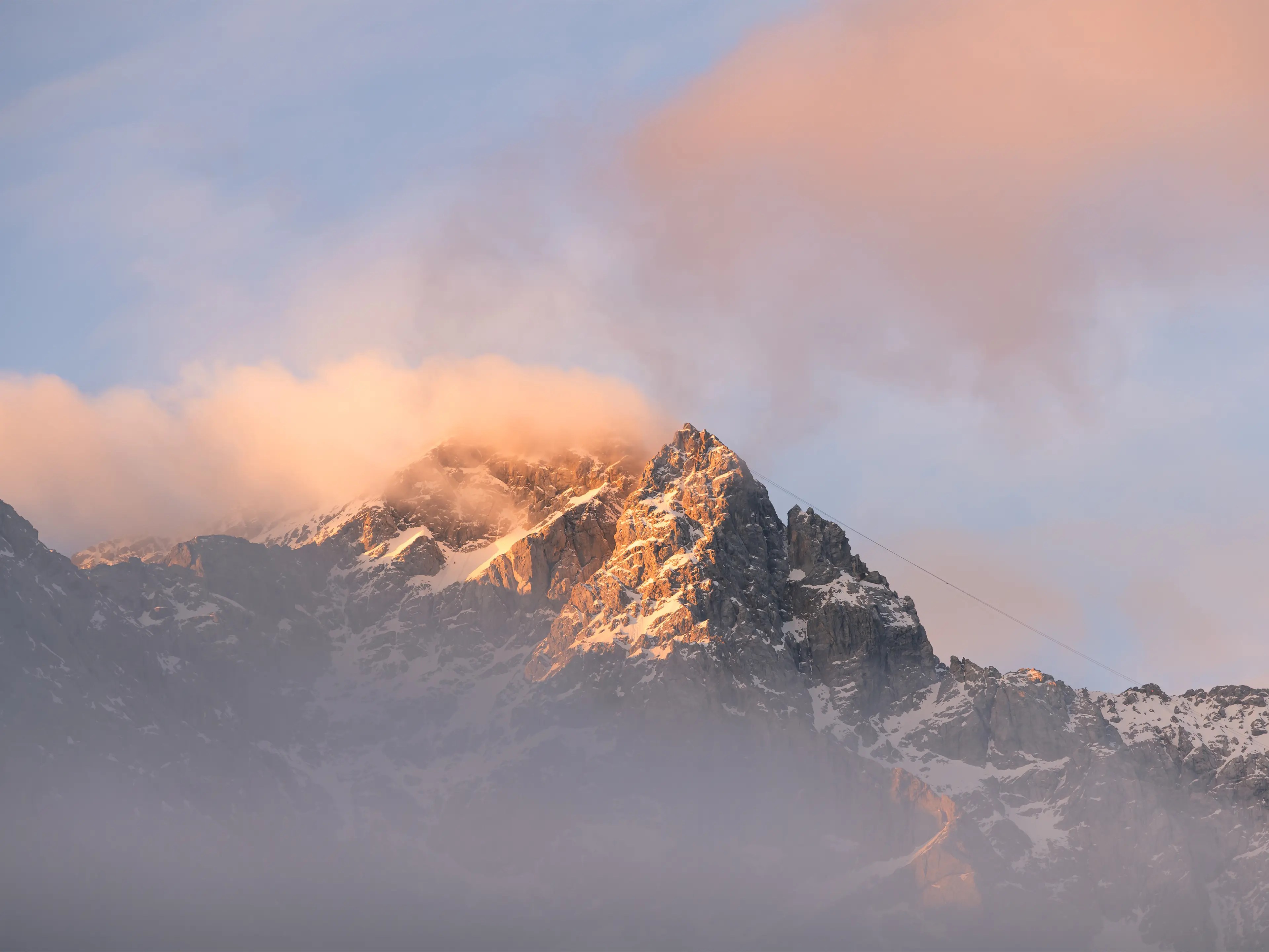 Die Zugspitze leuchtet in der Morgensonne.