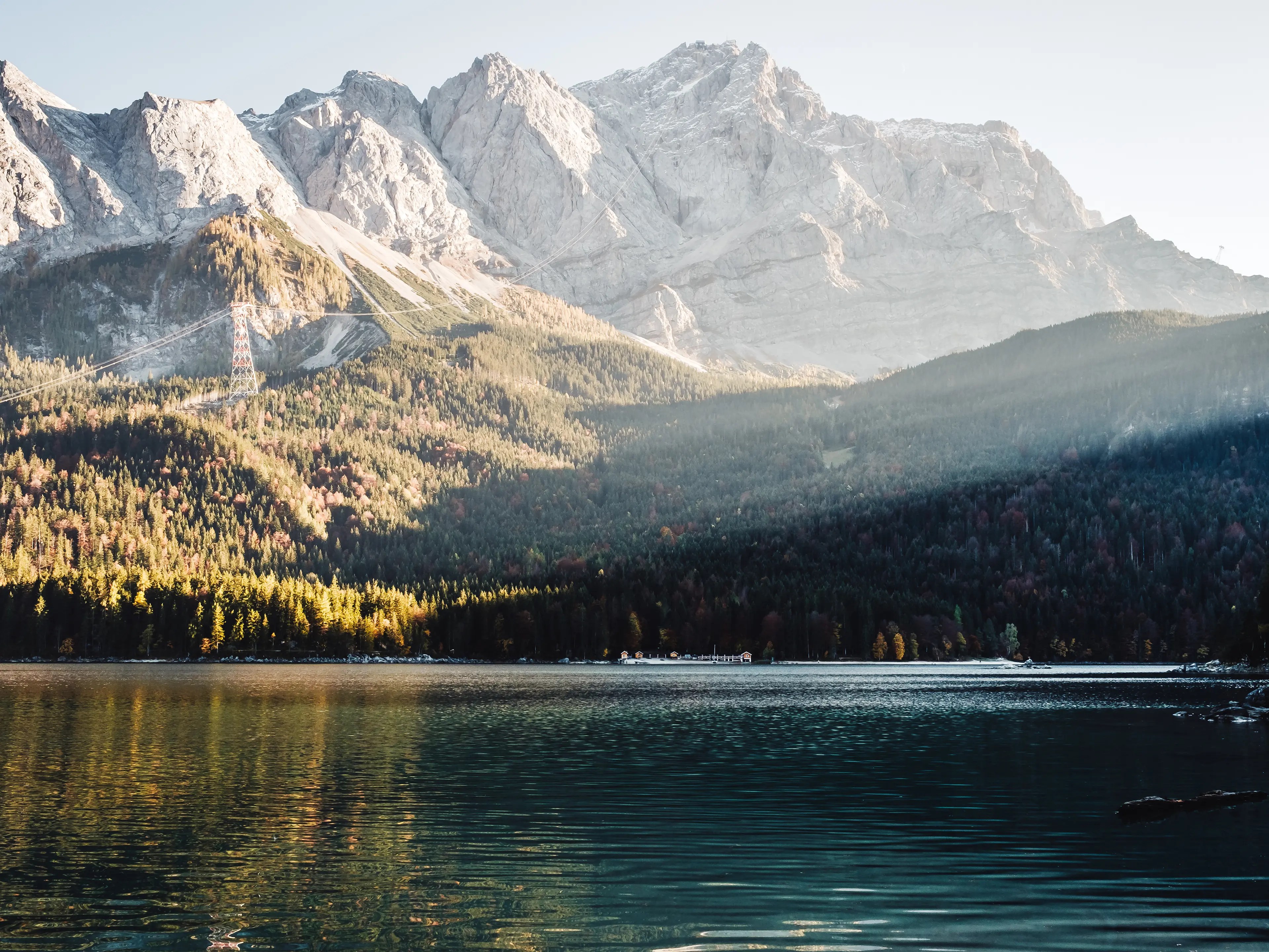 Der Eibsee und die Zugspitze werden von der tief stehenden Nachmittagssonne erleuchtet.