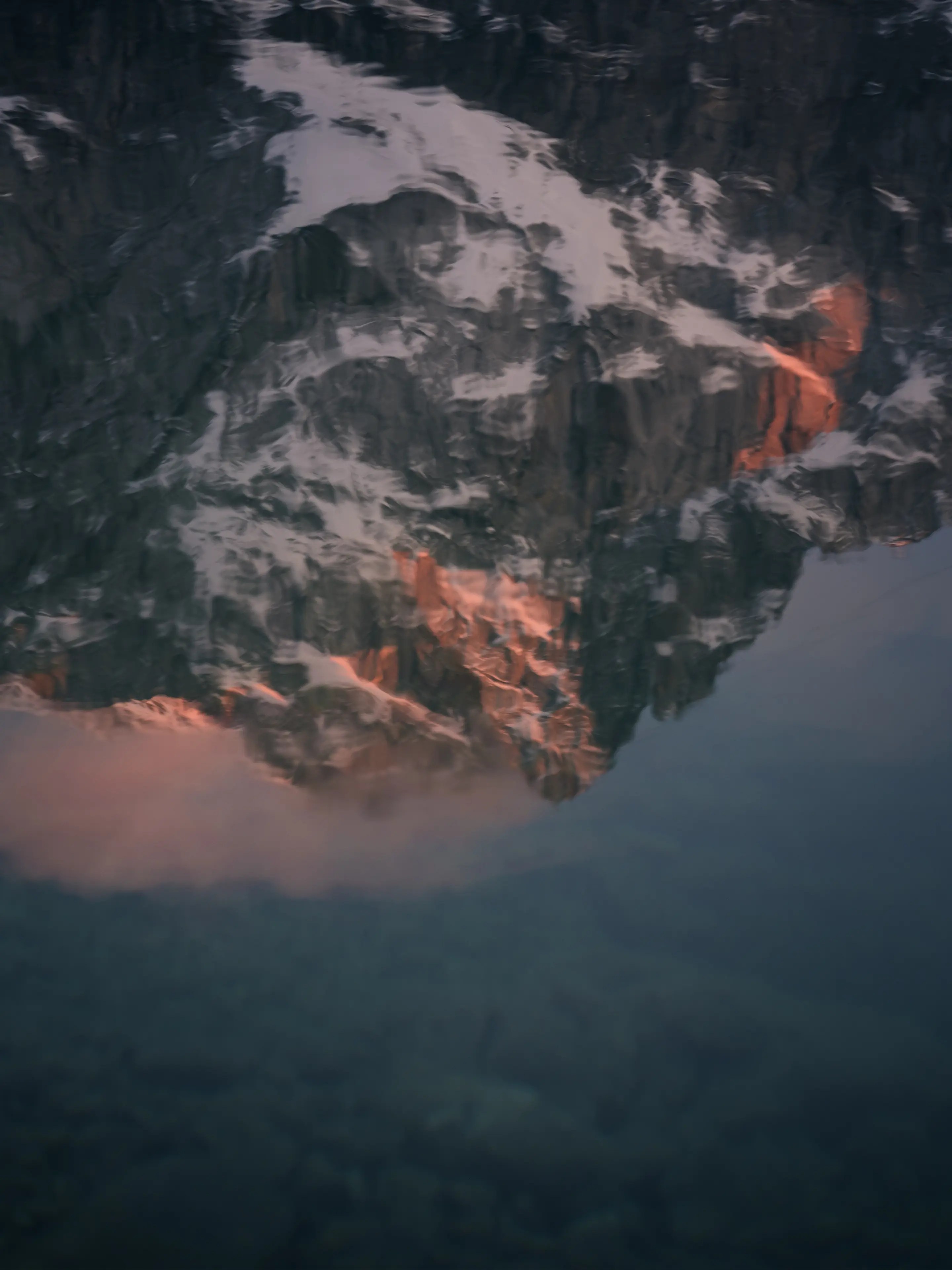 Die Spiegelung der Zugspitze als Nahaufnahme auf der Wasseroberfläche des Eibsees.