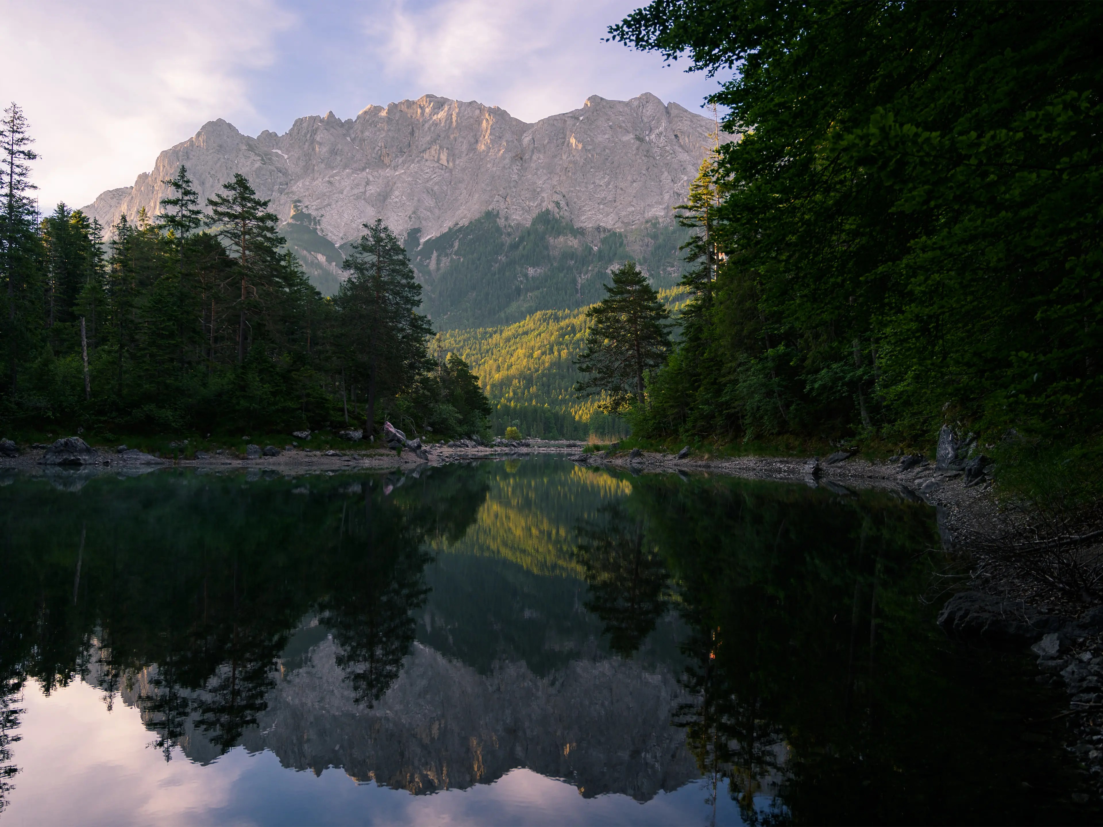 Der Blick am Ende einer weiteren Bucht am Hinkelstein über den See zum Wettersteingebirge