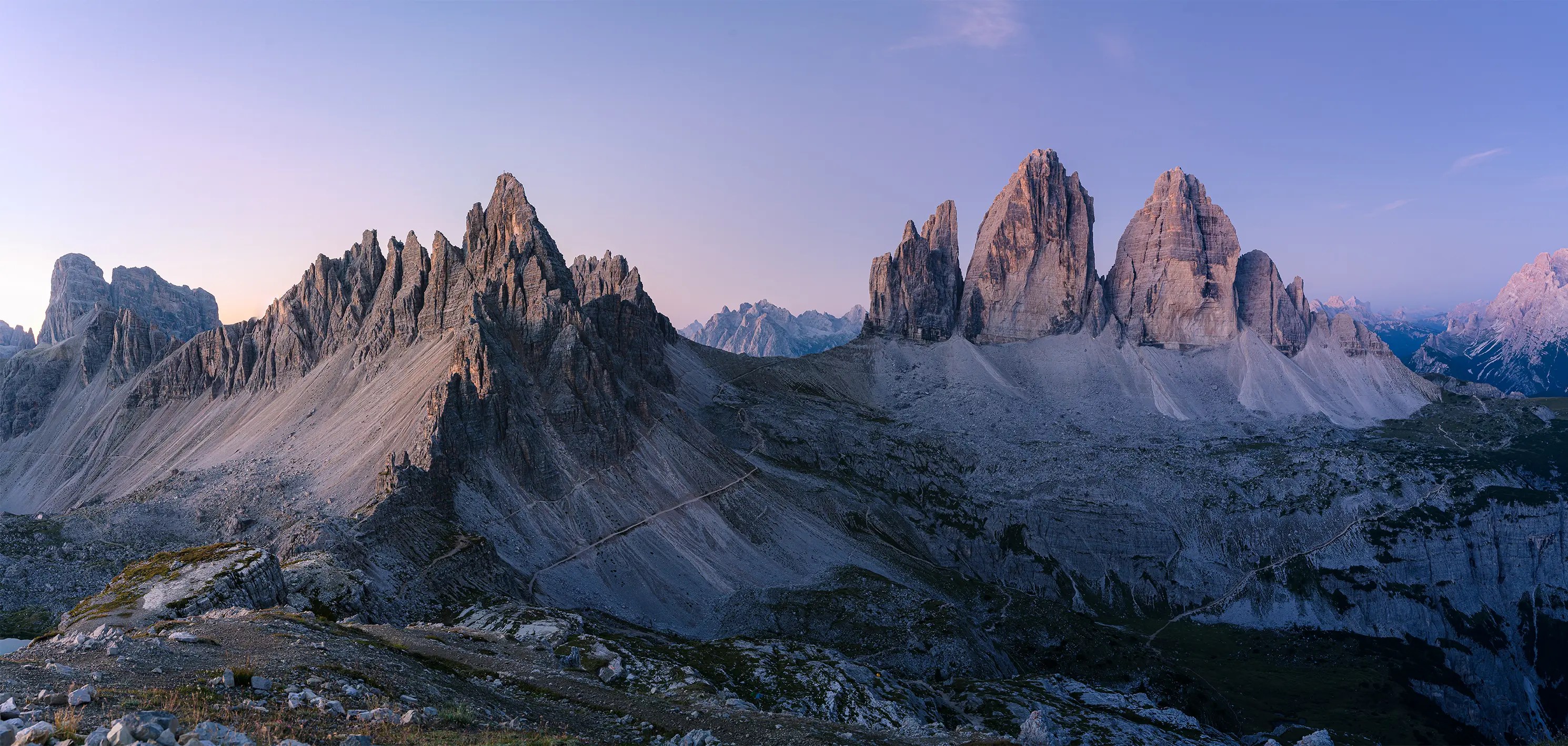 Die Drei Zinnen in Südtirol zur blauen Stunde.