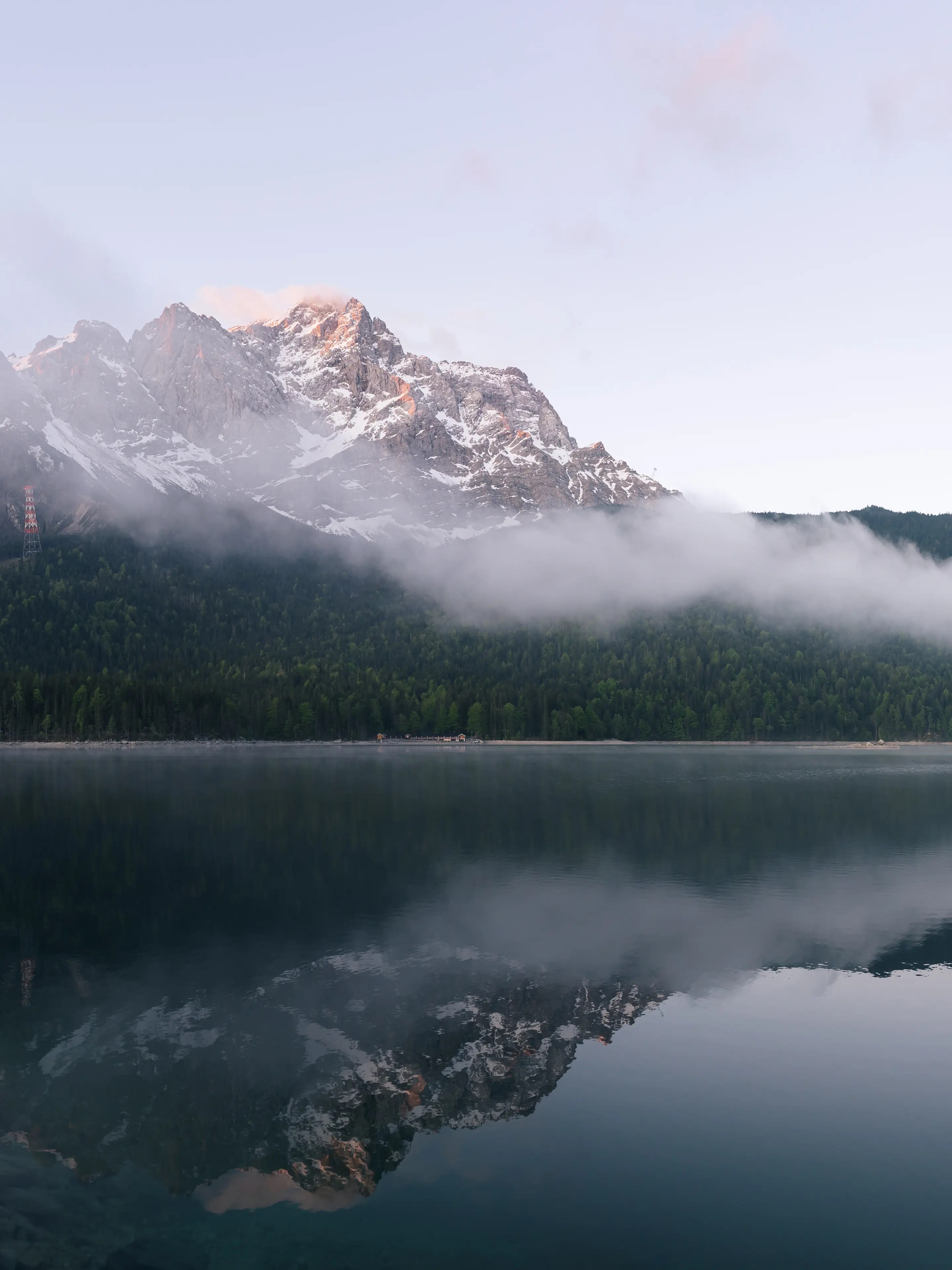 Der Eibsee am Morgen. 
