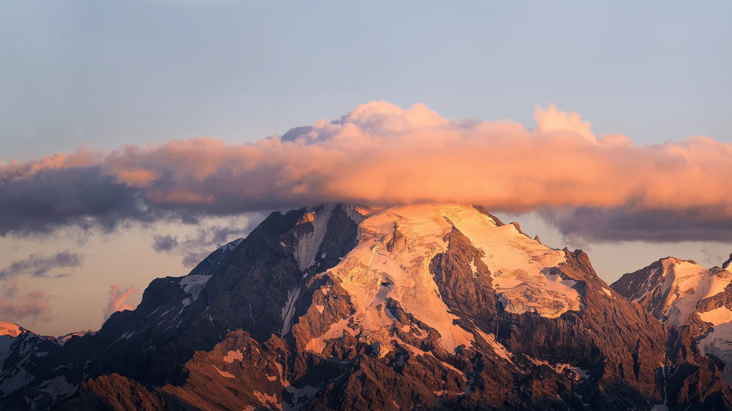 Ein Panoramabild des Ortler in Südtirol aus insgesamt 22 einzelnen Aufnahmen.