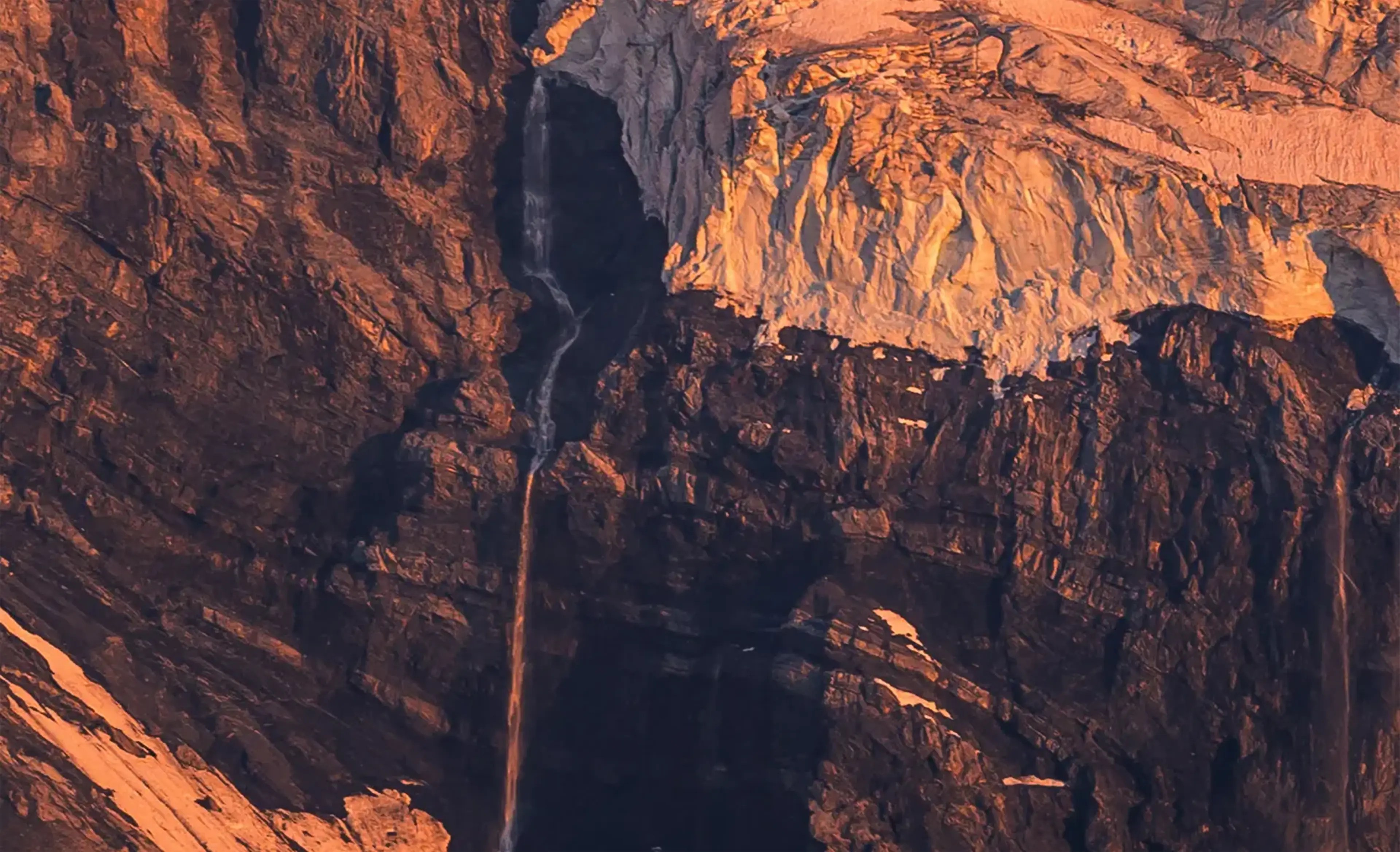 Ein Detail aus dem Panoramabild des Ortler in Südtirol. Ein Wasserfall aus Schmelzwasser