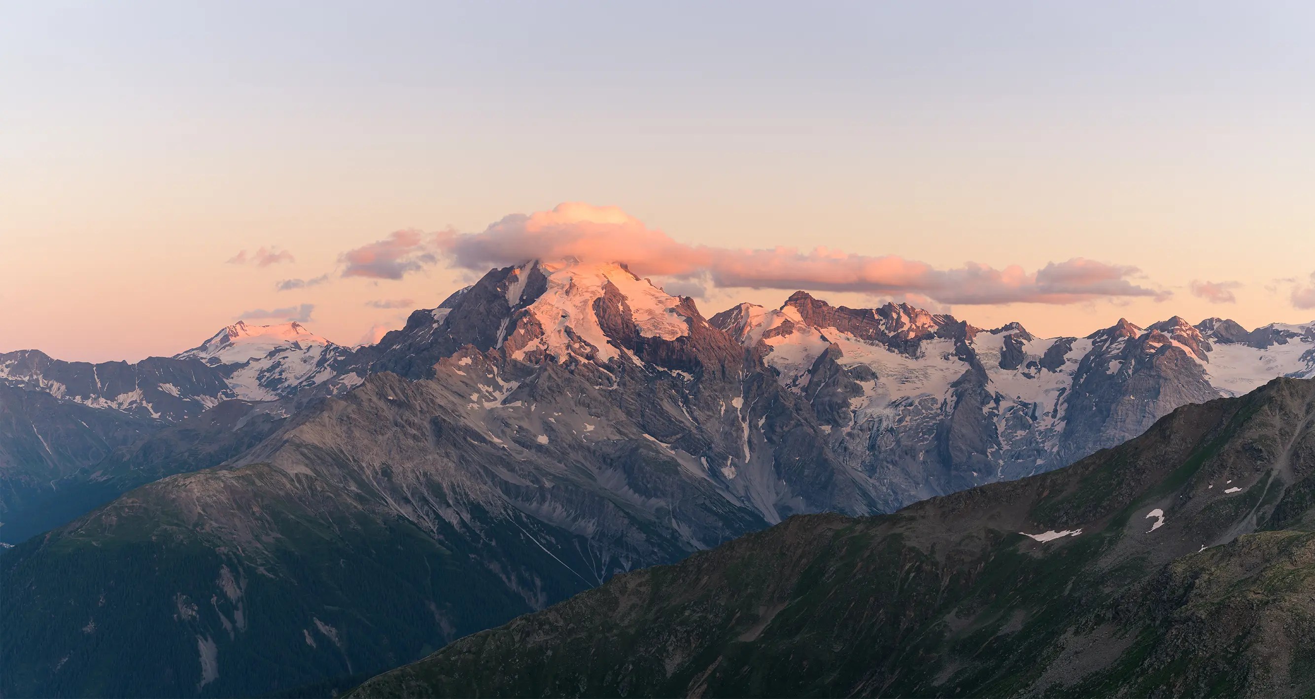 Der Ortler im Abendlicht mit ein paar letzten leuchtenden Wolken.
