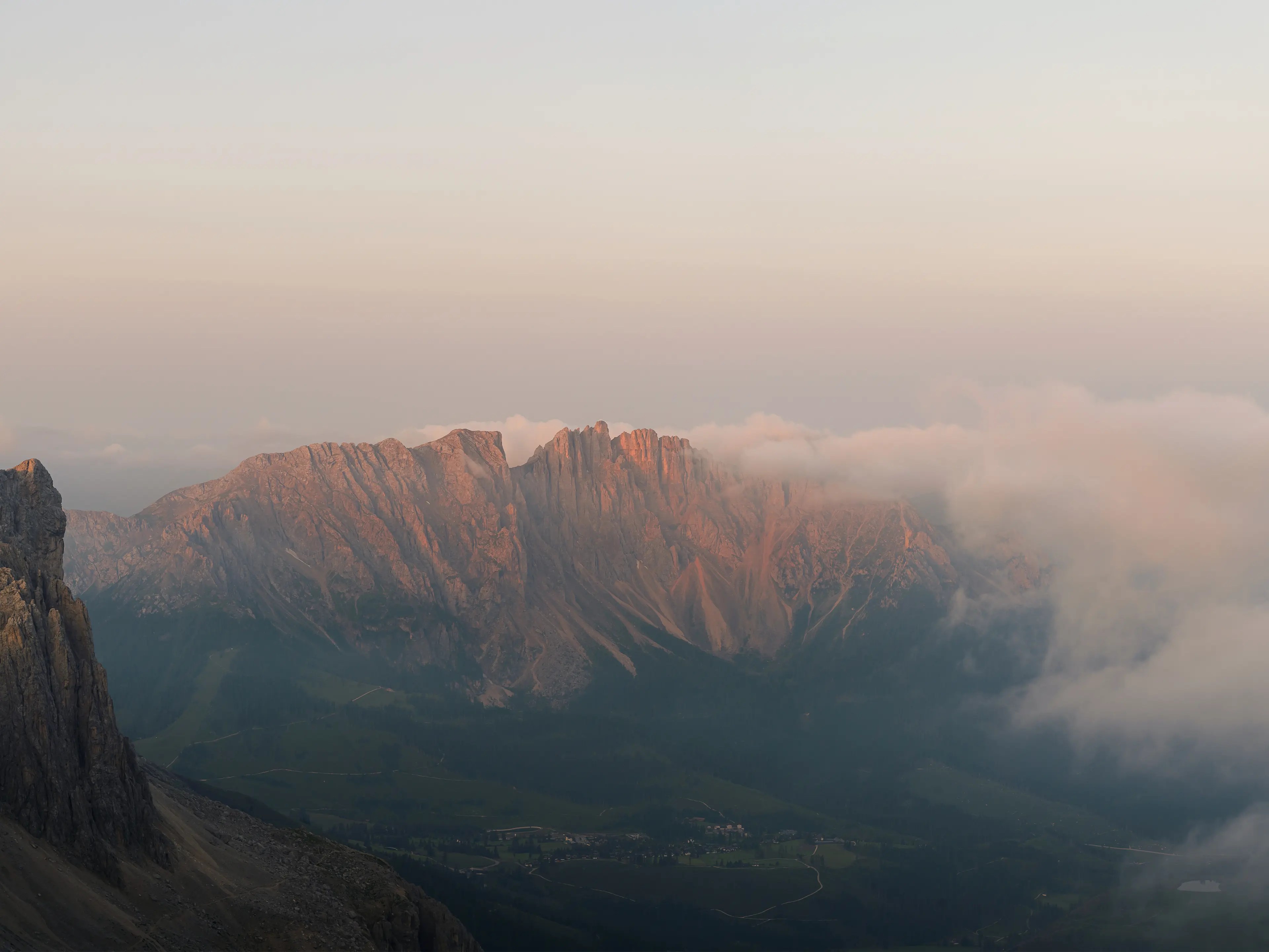 Ein Sonnenaufgang an der Latemargruppe in Südtirol. Die Berge leuchten sanft orange.