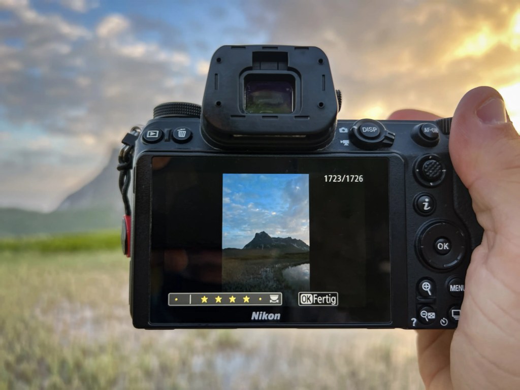 Eine Kameradisplay auf dem ein Foto zusehen ist, das mit 4 Sternen bewertet wurde.