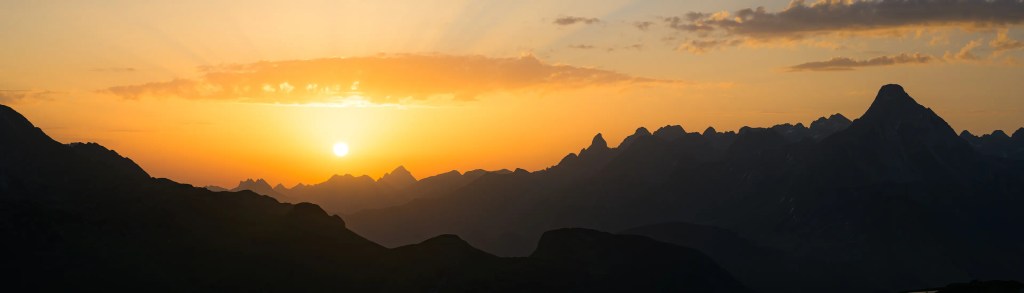 Eine Berglandschaft zum Sonnenaufgang im Panoramaformat