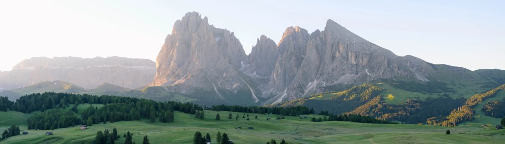 Eine Berglandschaft mit schroffen Gipfeln im Morgenlicht