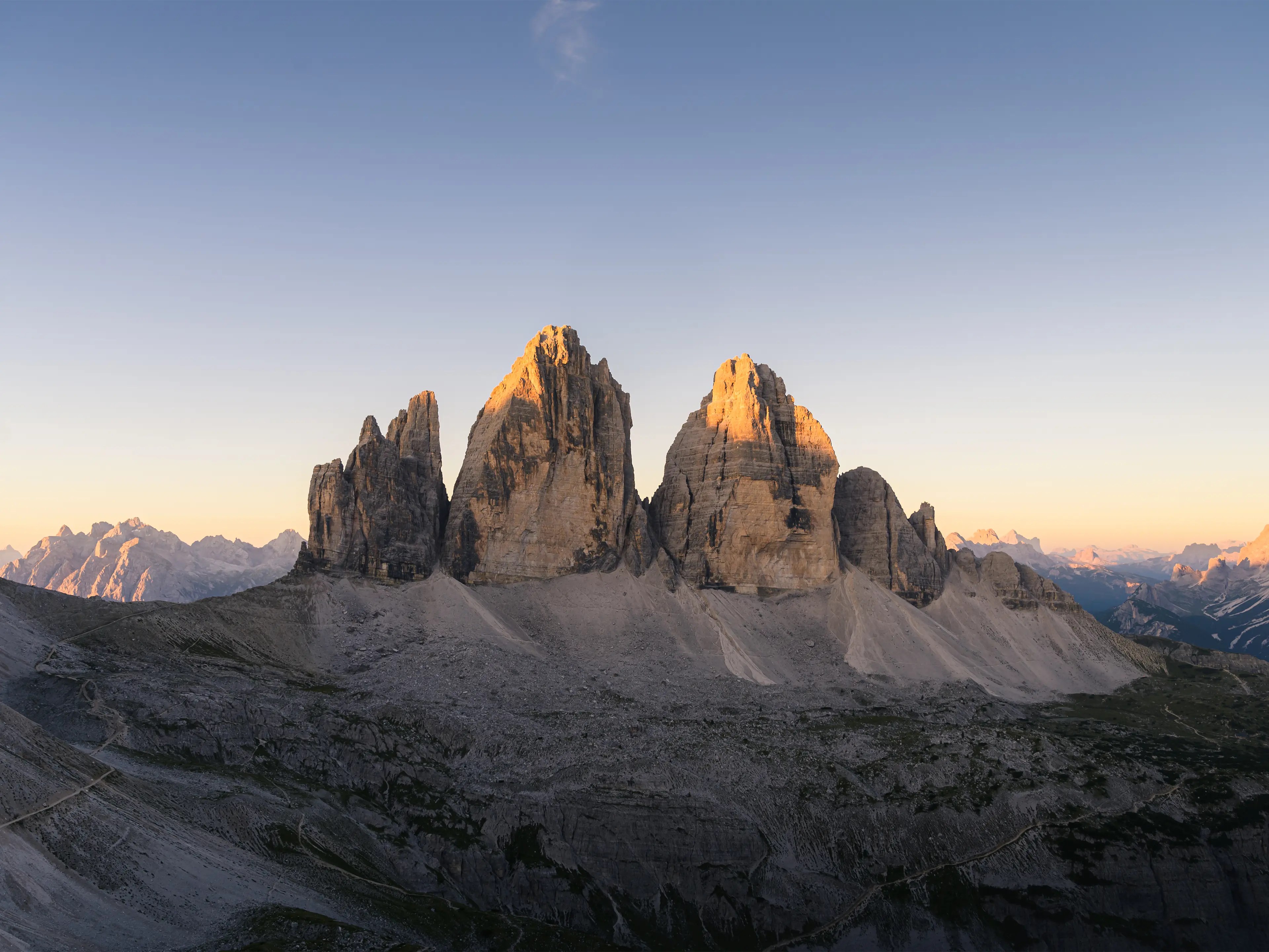 Die Drei Zinnen von Norden aus gesehen zu Sonnenaufgang
