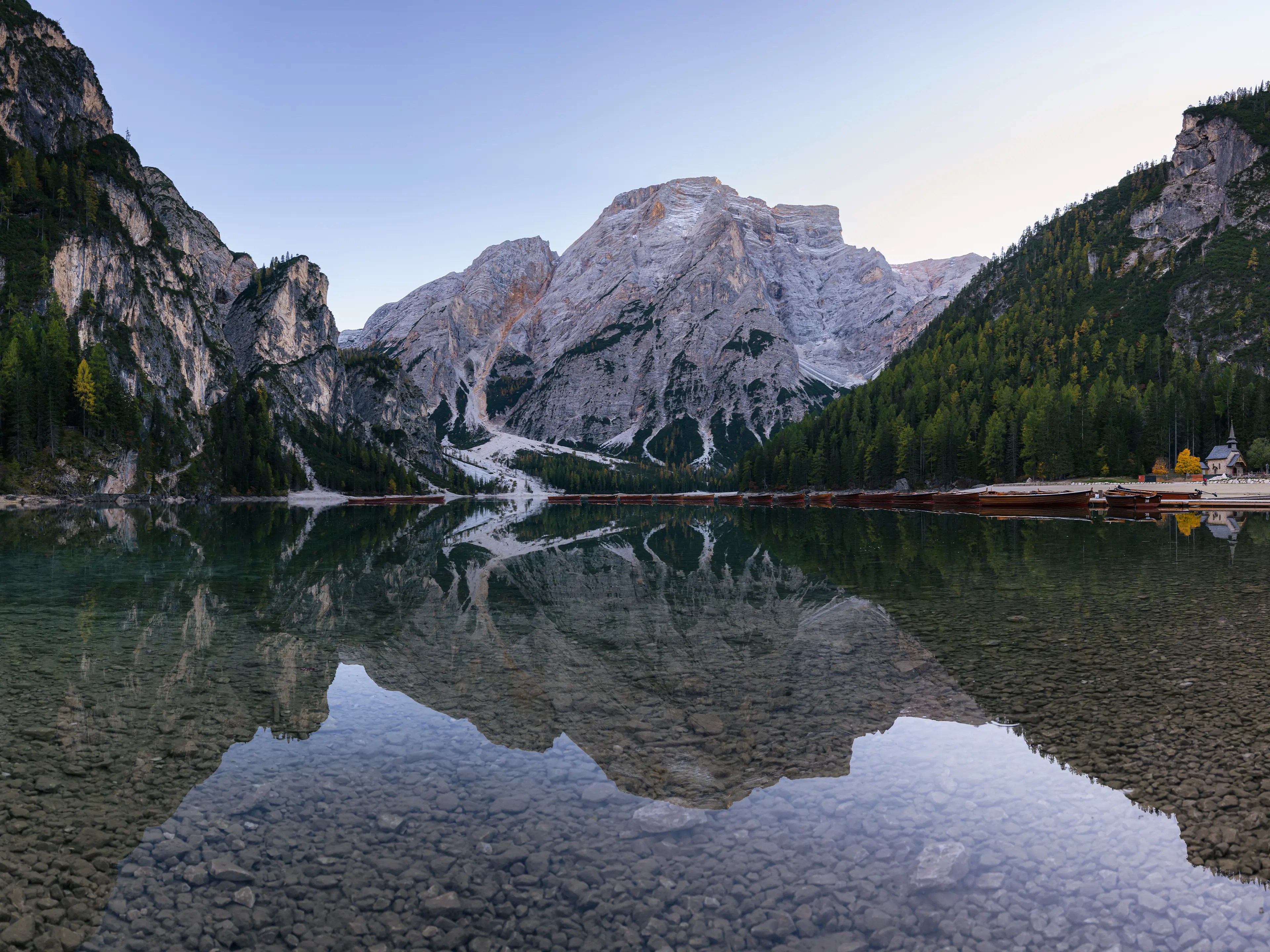 Blick über den Pragser Wildsee zum Seekofel, samt der fotogenen Boote des Bootsverleihs.
