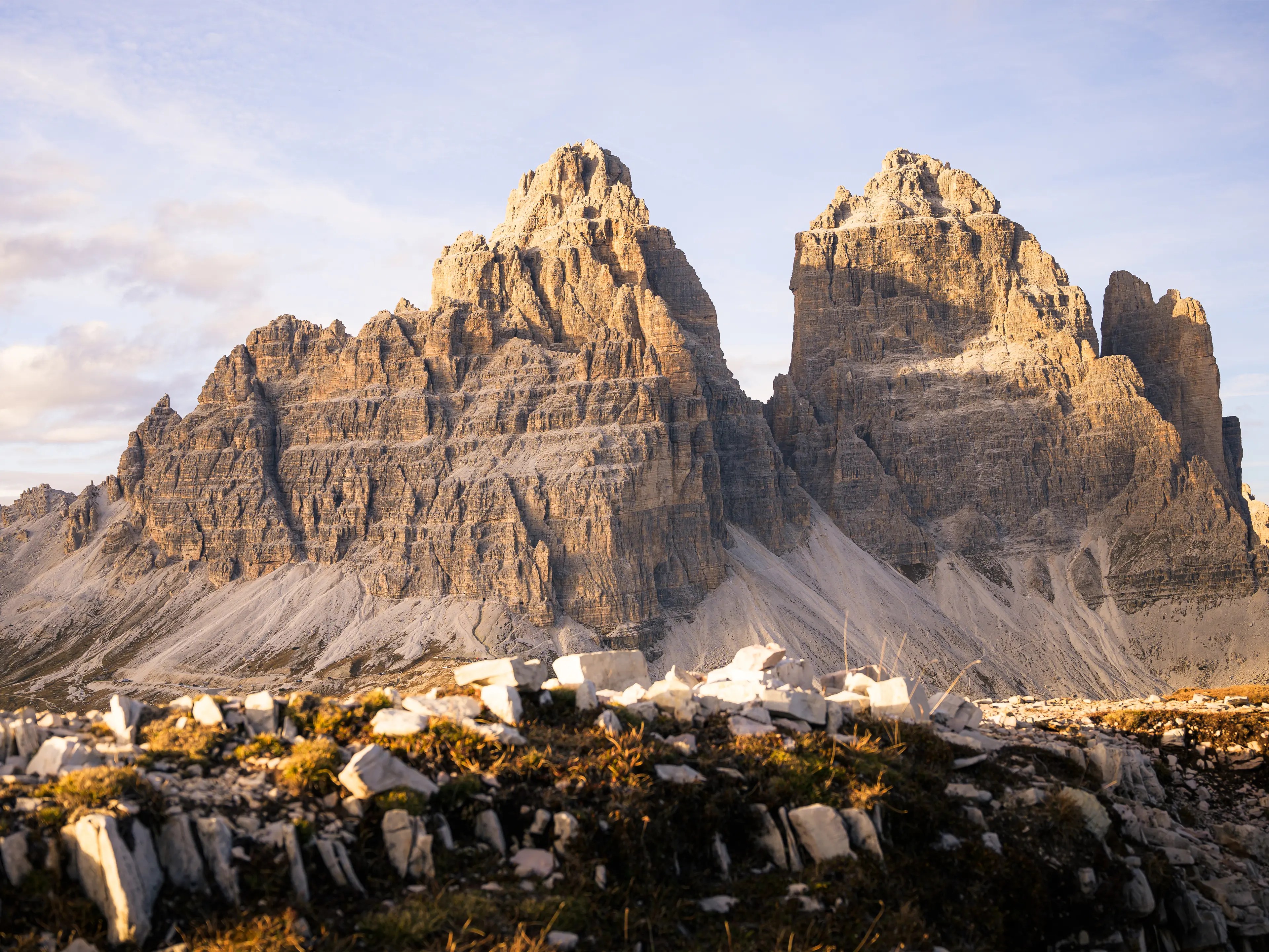 Die Südseite der Drei Zinnen im Licht der Nachmittagssonne