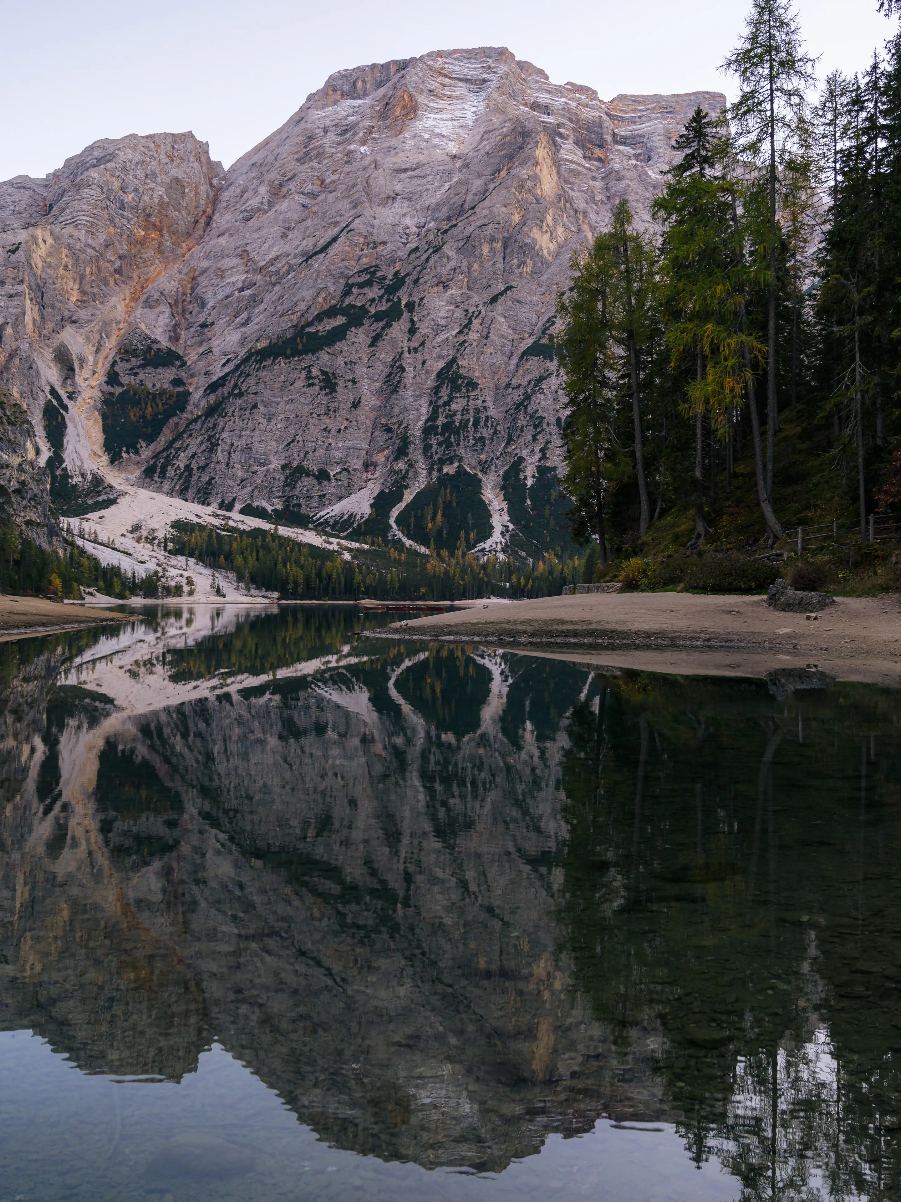 Blick über den Pragser Wildsee zum Seekofel.