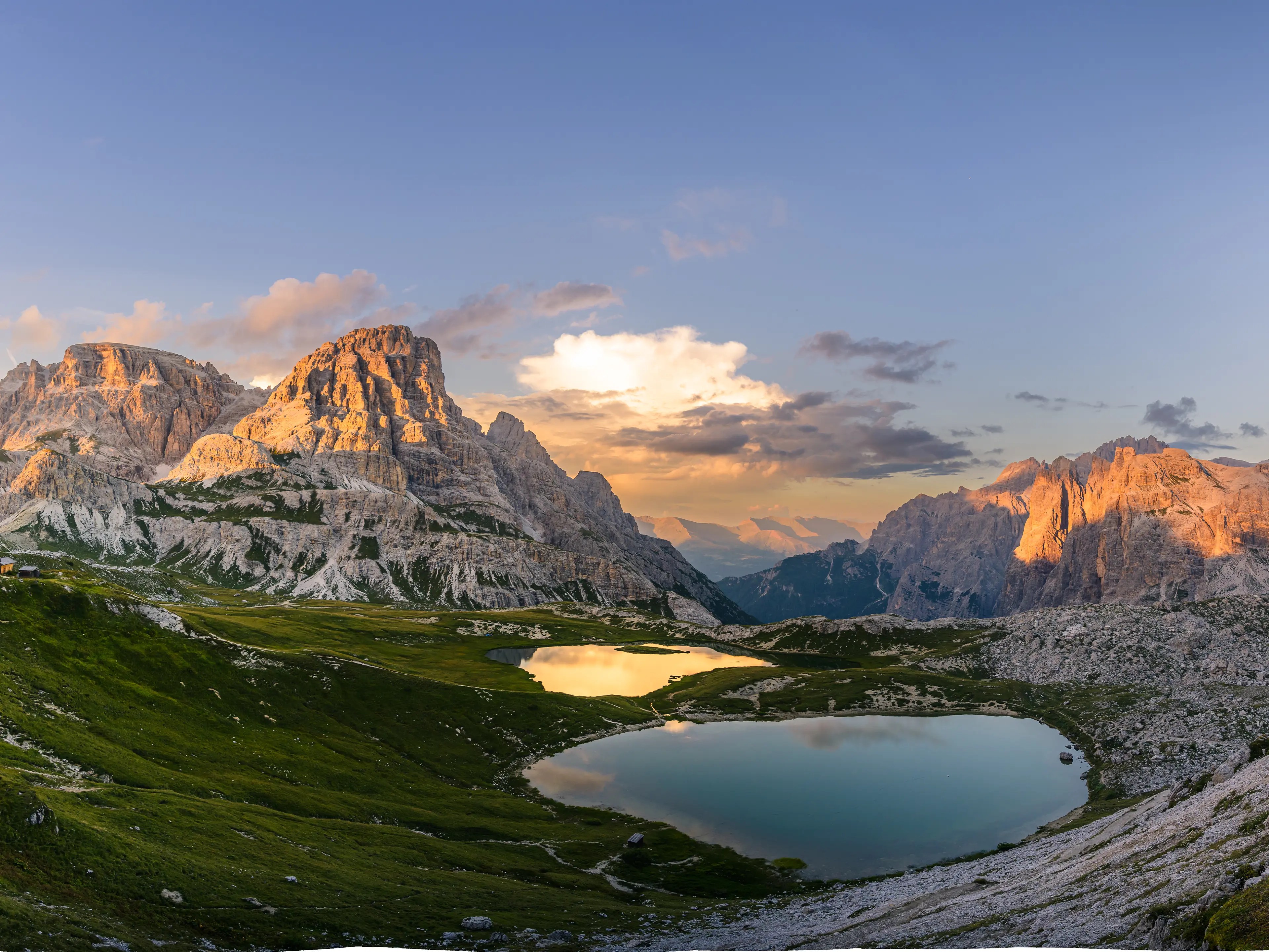 Blick auf die Bödenseen an der Drei Zinnen Hütte zu Sonnenuntergang.