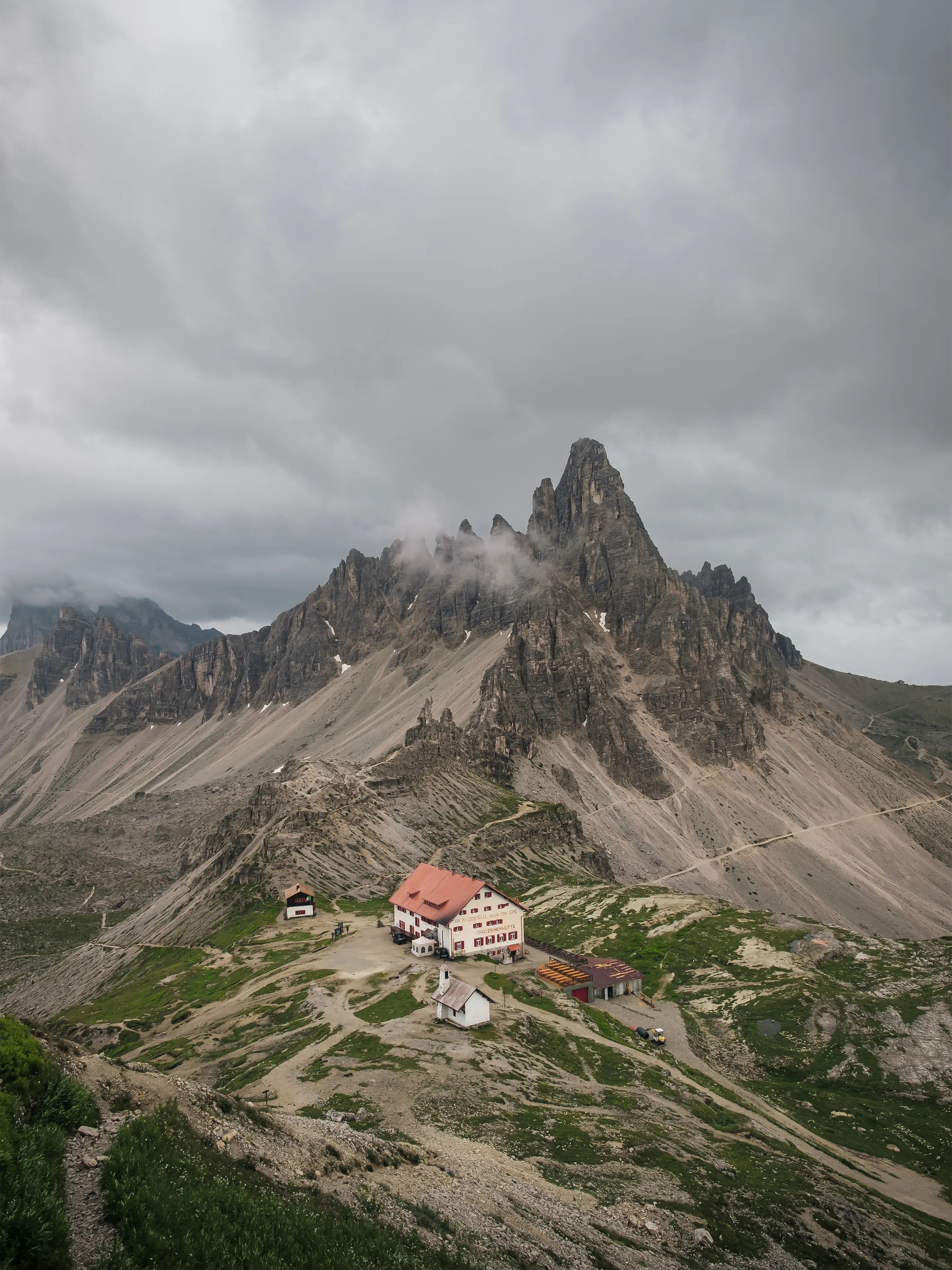 Blick auf die Drei Zinnen Hütte mit dem Paternkofel im Hintergrund.