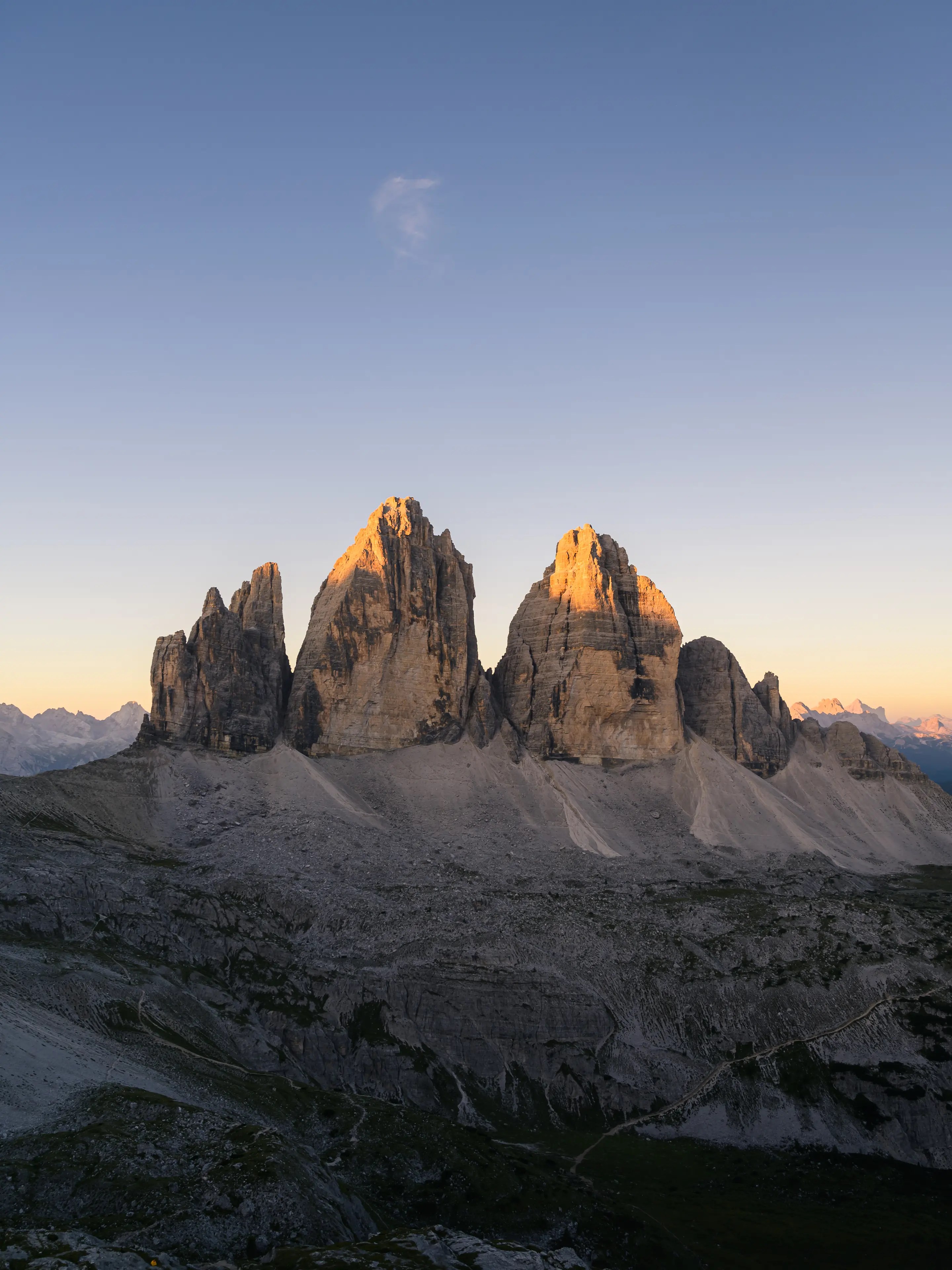 Blick auf die Drei Zinnen vom Sextner Stein zu Sonnenaufgang