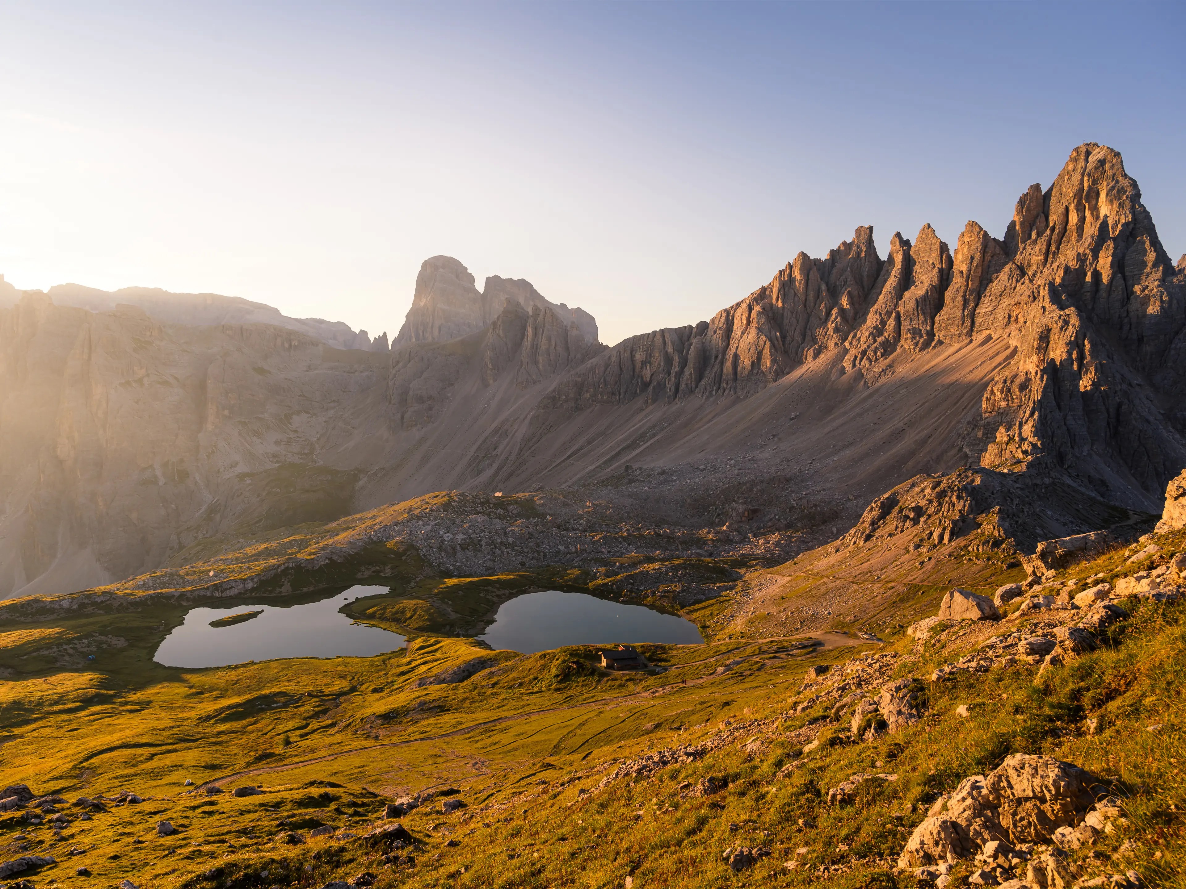 Die Bödenseen unterhalb der Drei Zinnen Hütte zum Sonnenaufgang.