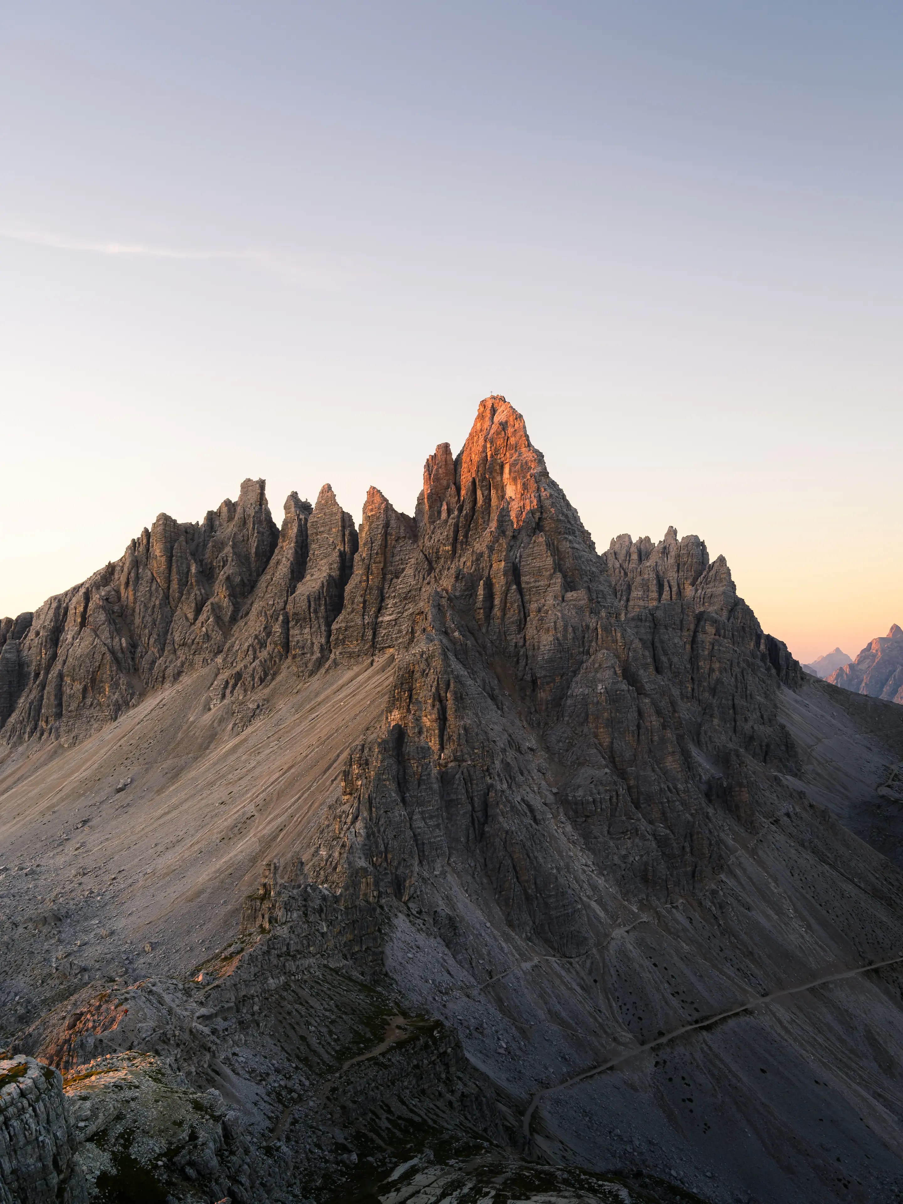 Der Paternkofel in den Dolomiten zu Sonnenaufgang mit Alpenglühen am markanten Gipfel